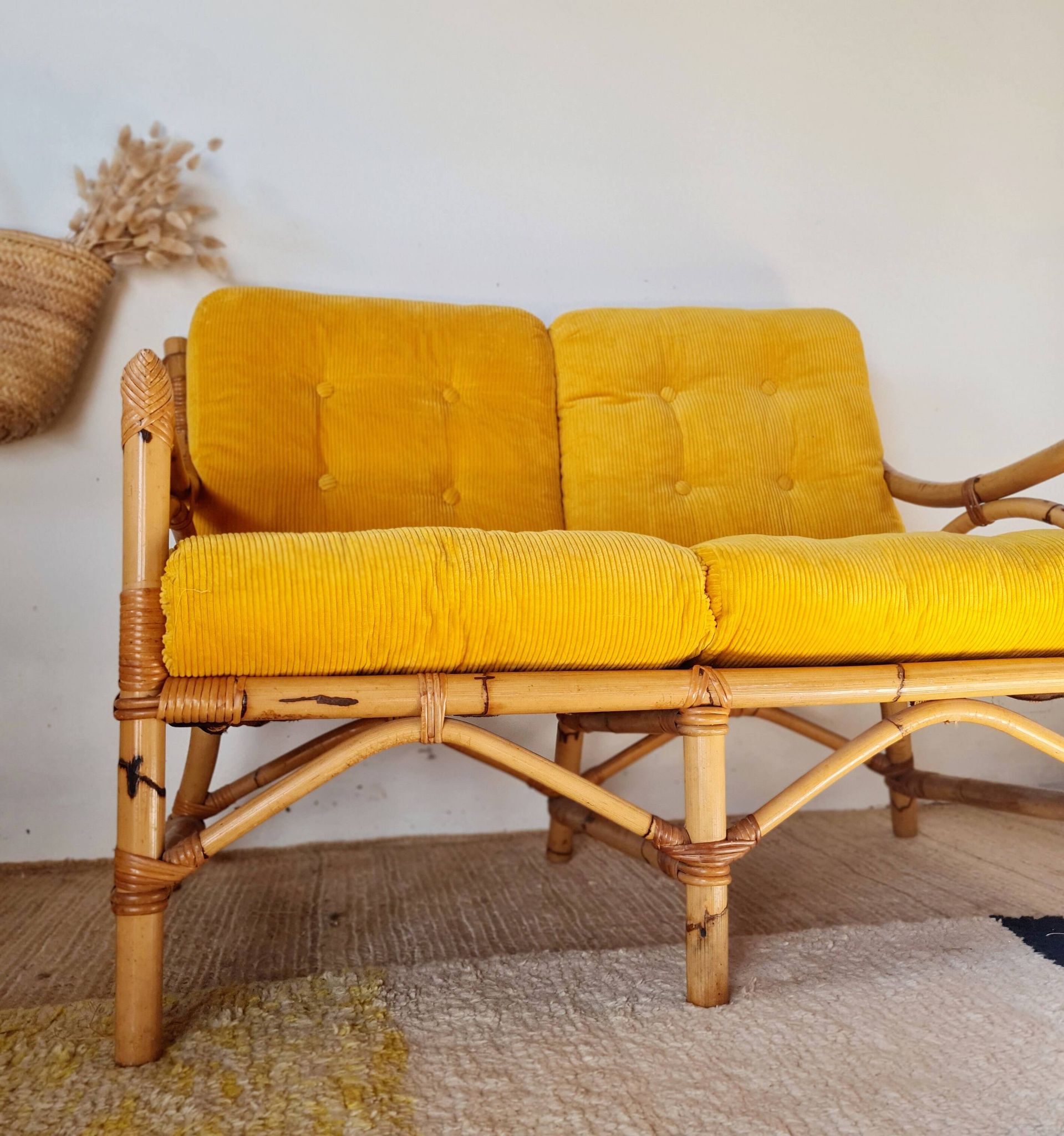 Banquette en rotin années 60 - velours jaune