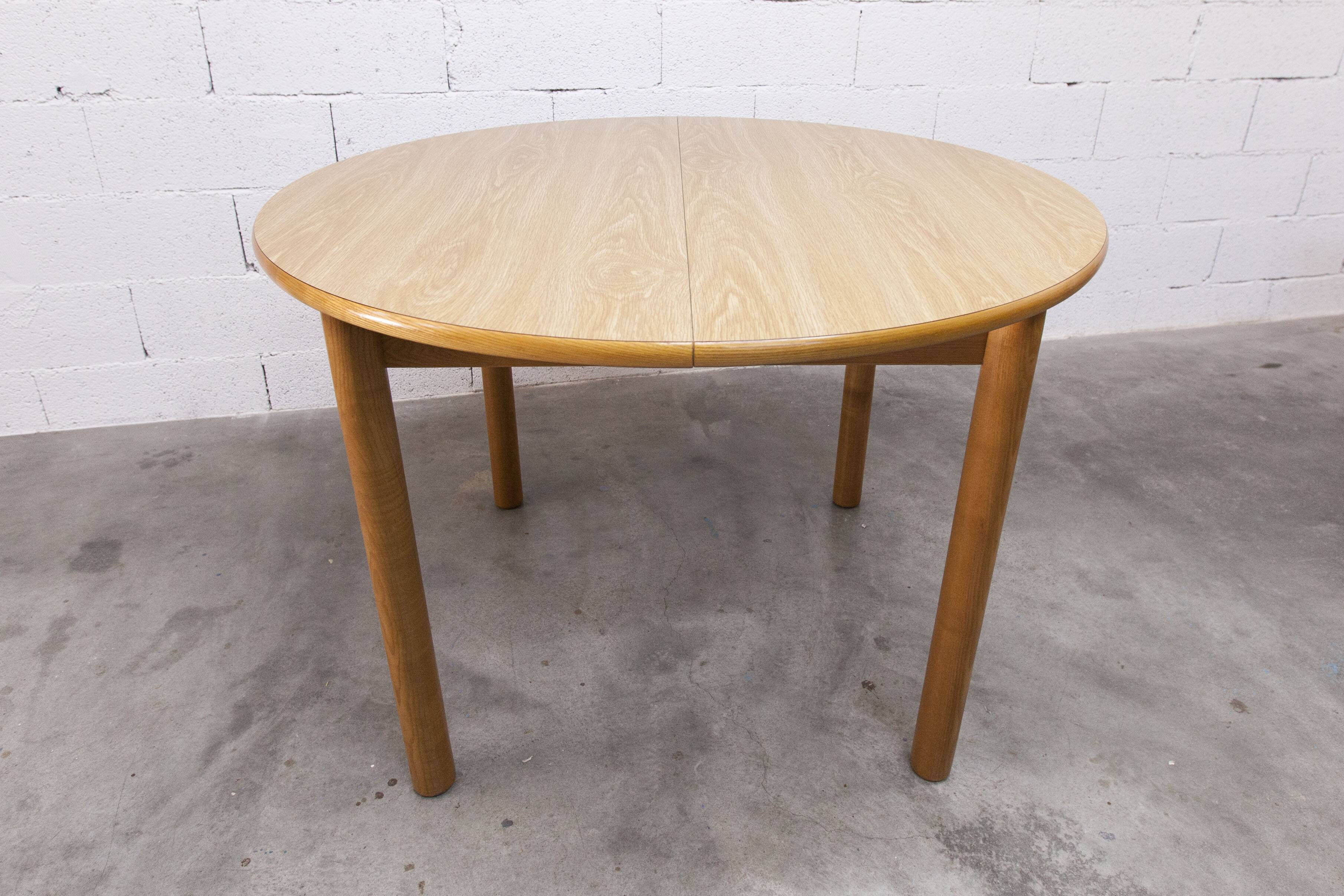 Danish ensemble transformable table 114 cm / 154 + 4 modernist chairs from the 1970s.