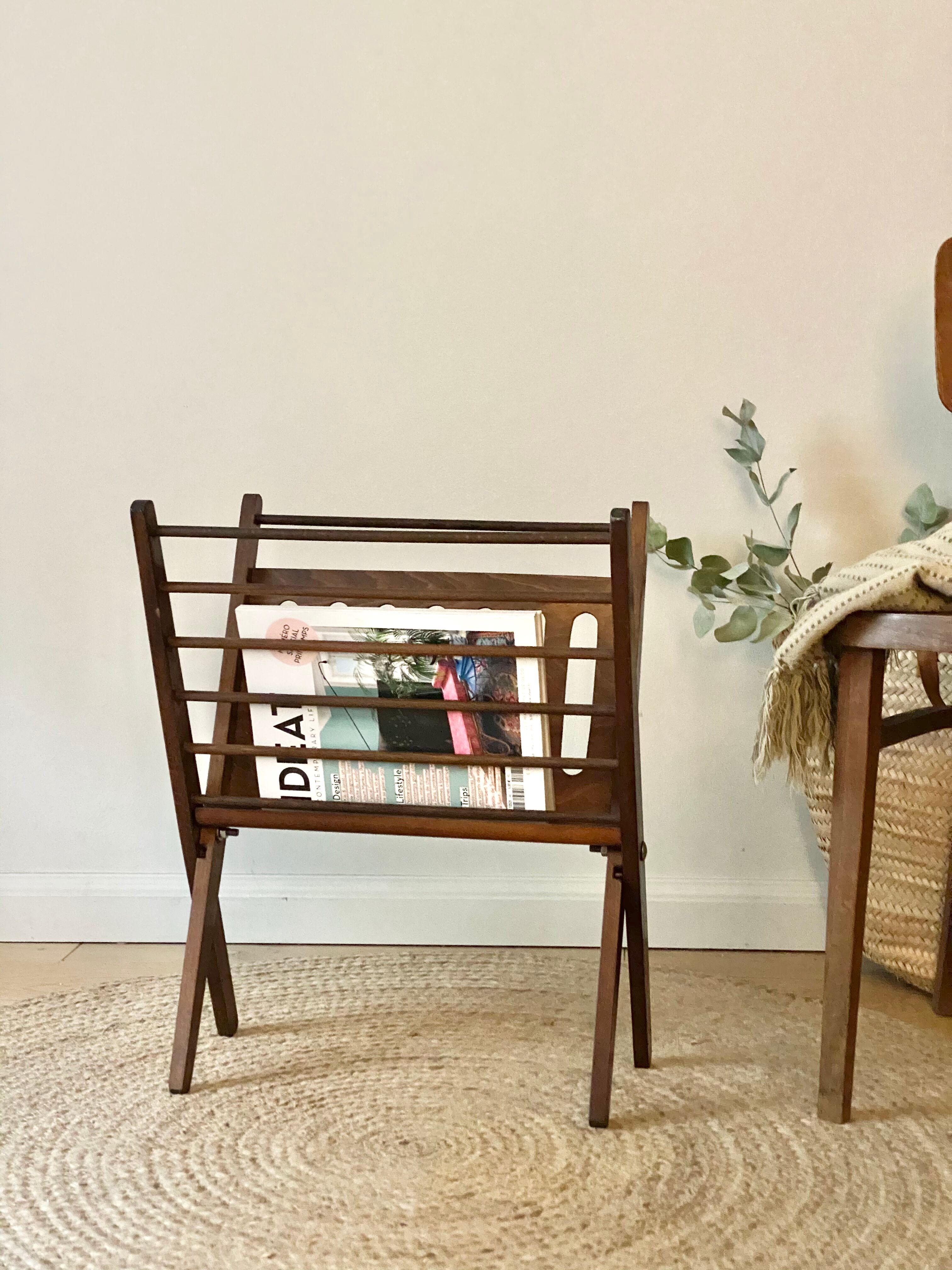 Magazine holder