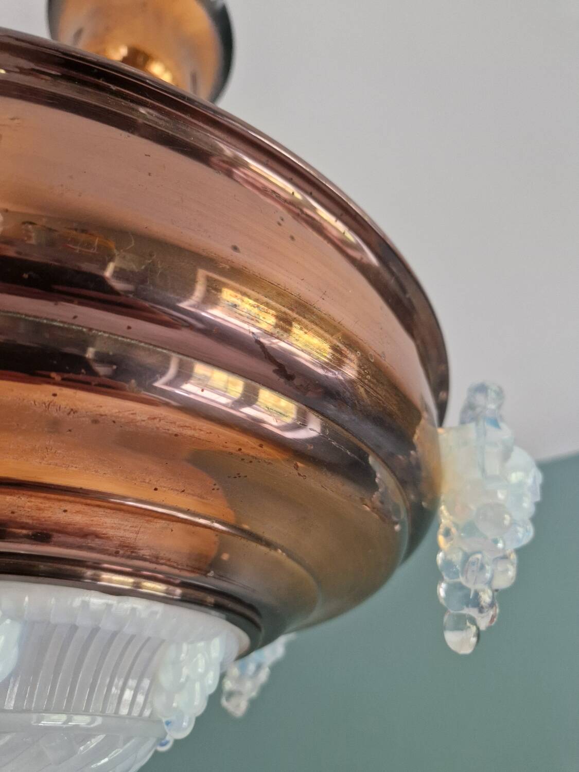 Lustre Art Déco en cuivre en verre moulé pressé opale, 1920-30