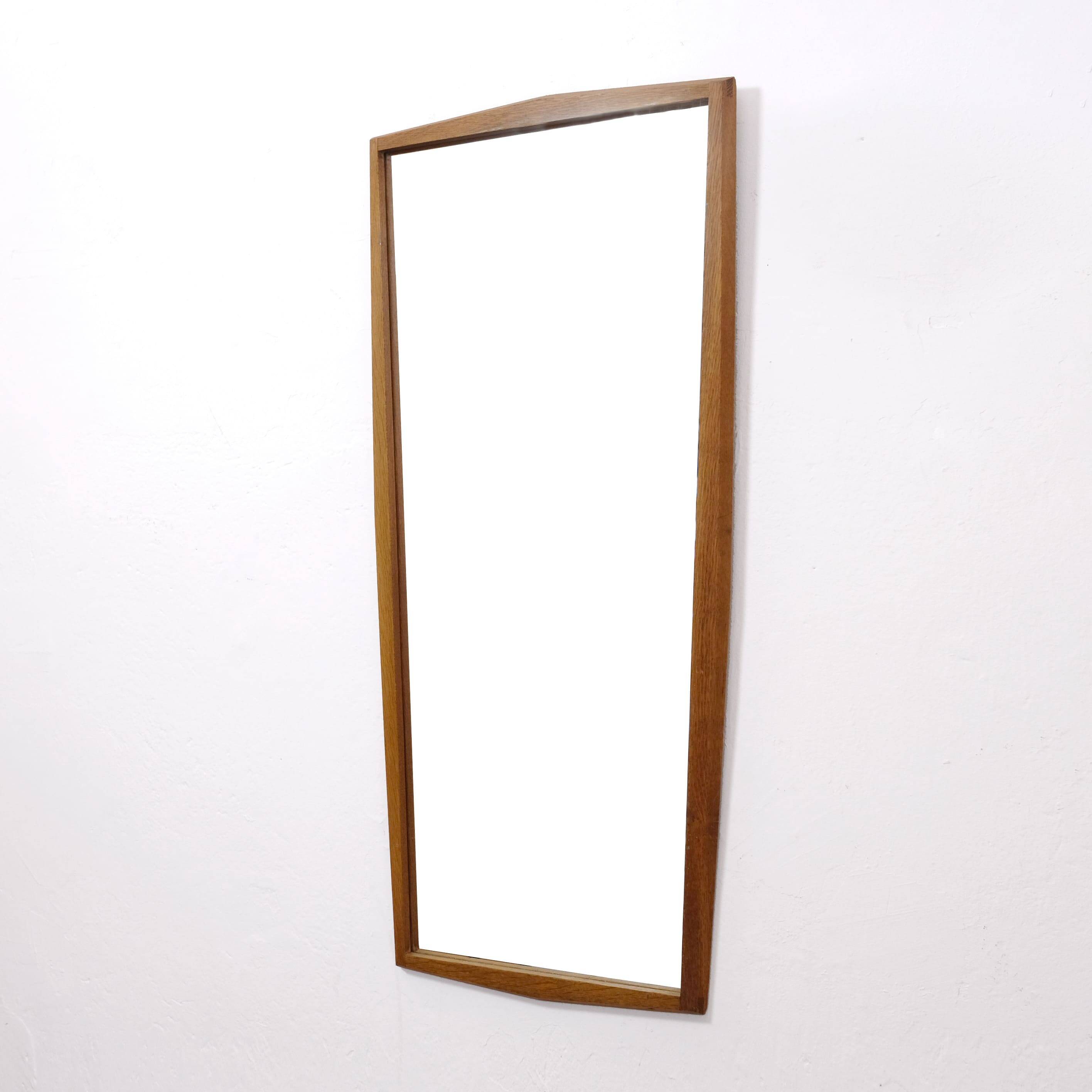 Miroir en chêne des années 60, 84 x 38.5 cm.