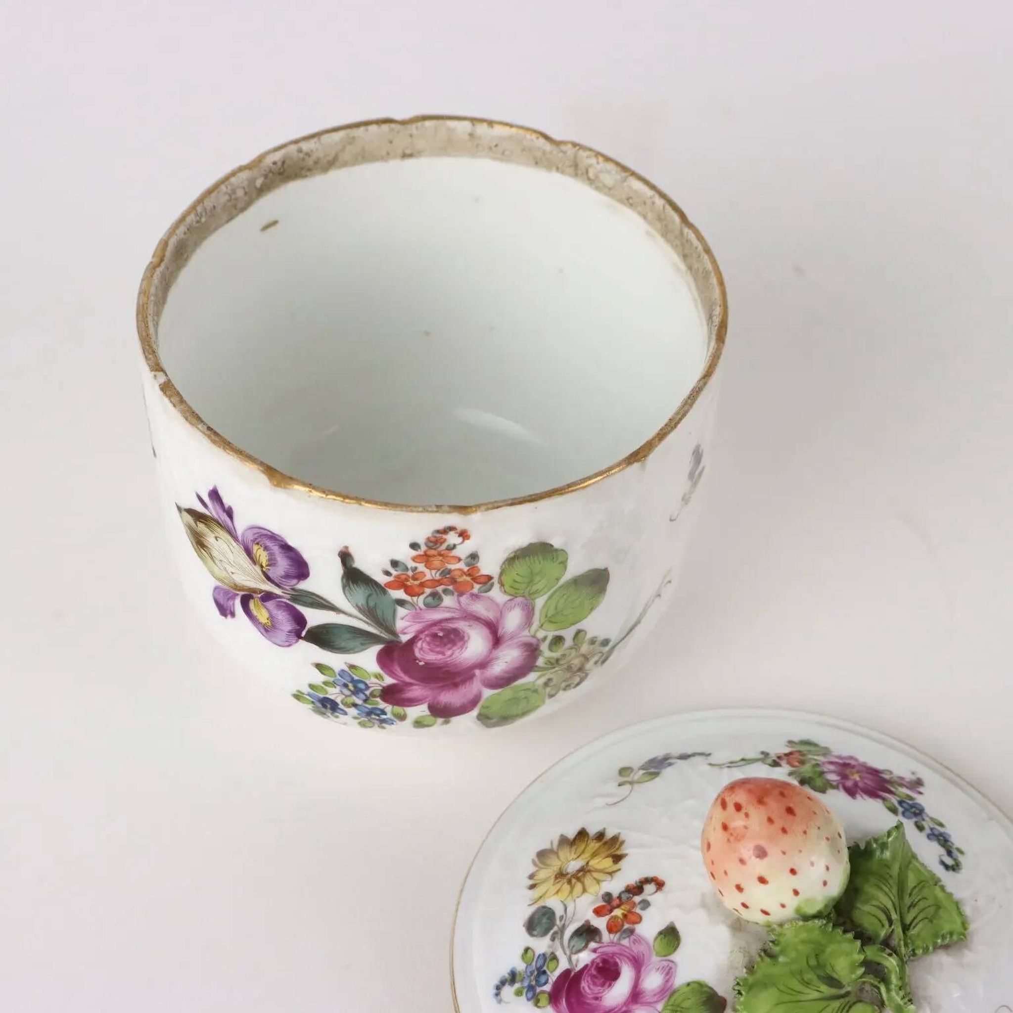 Sucrier ancien en porcelaine blanche peinte, Europe