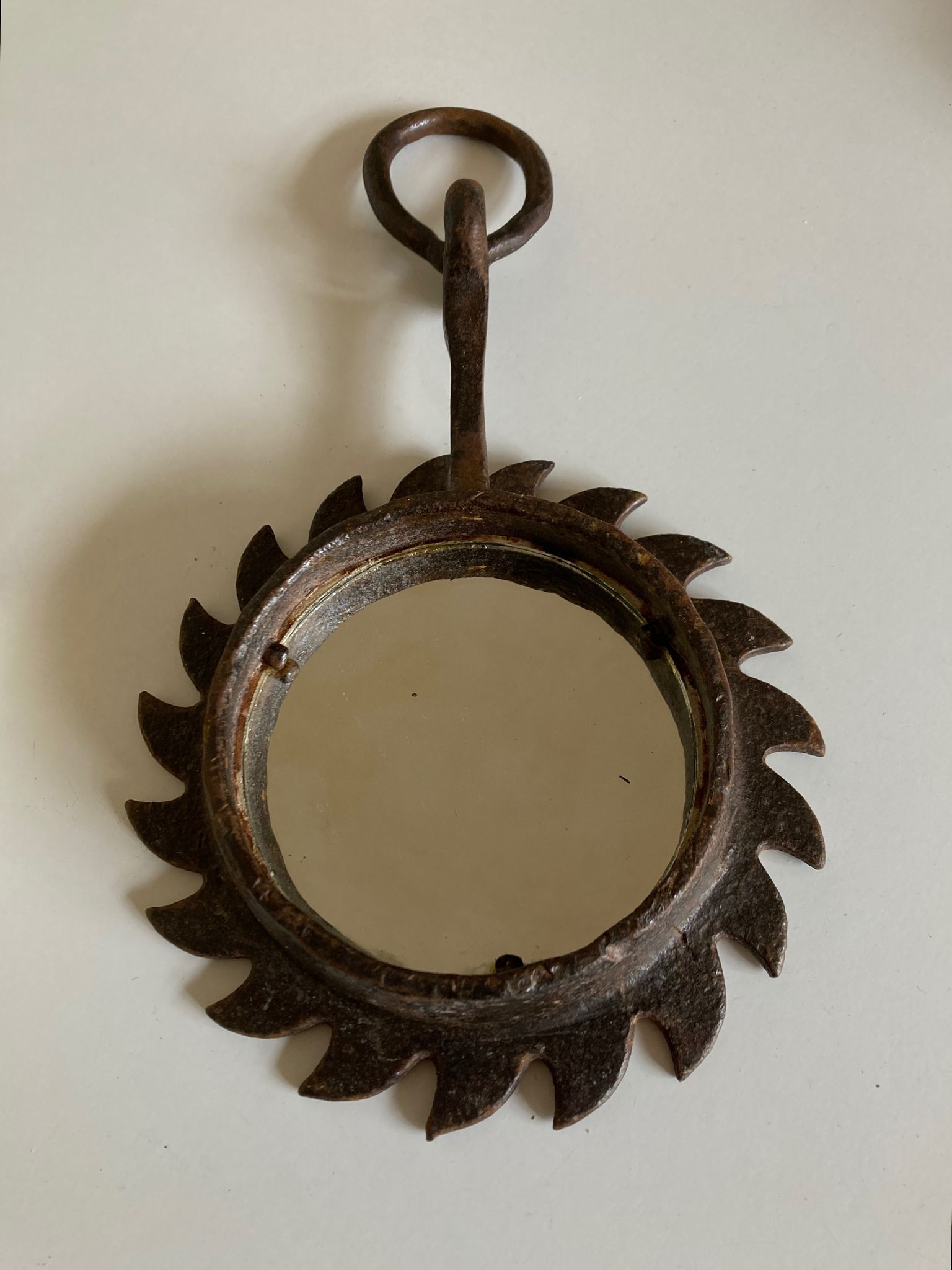 Miroir soleil brutaliste en fer battu 1970