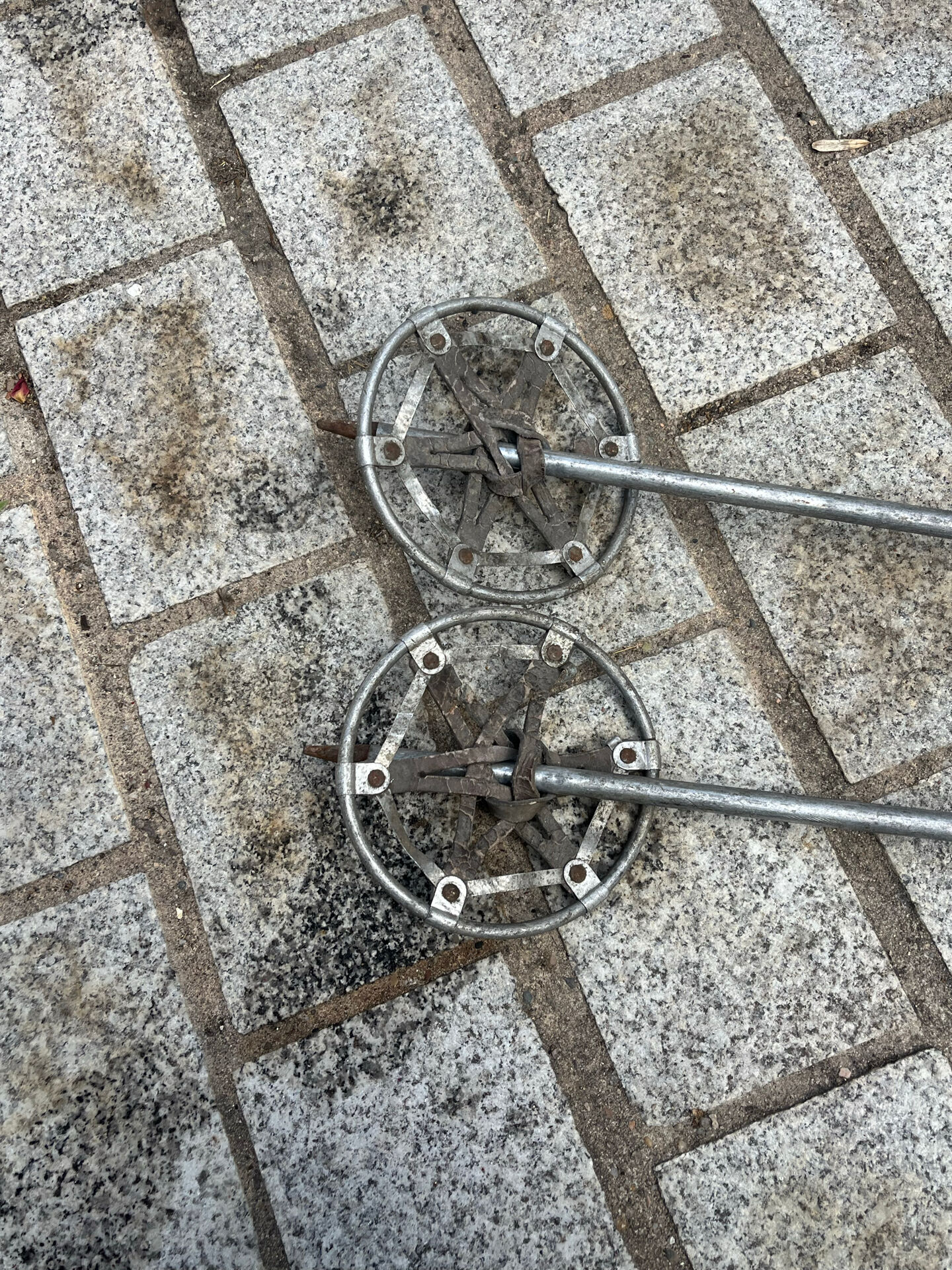 Paire de bâtons de ski anciens en métal L=122