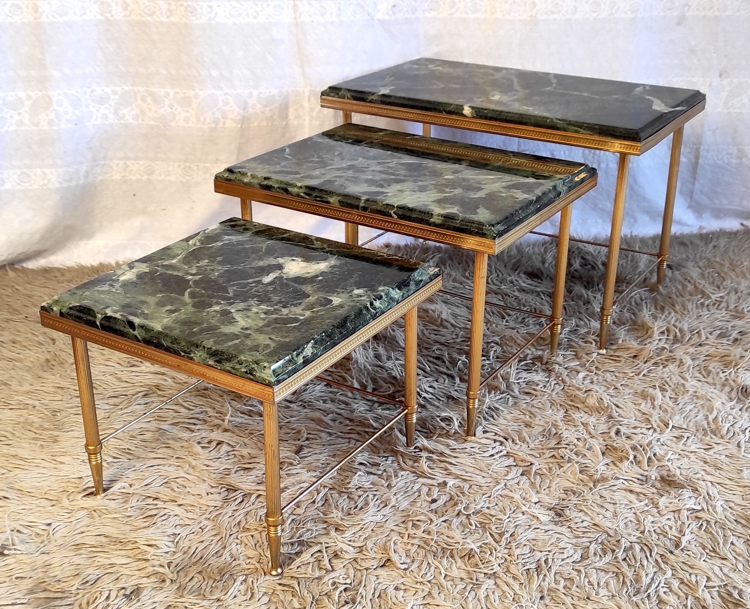 Pull-out tables in gilded metal and green marble – 60s/70s