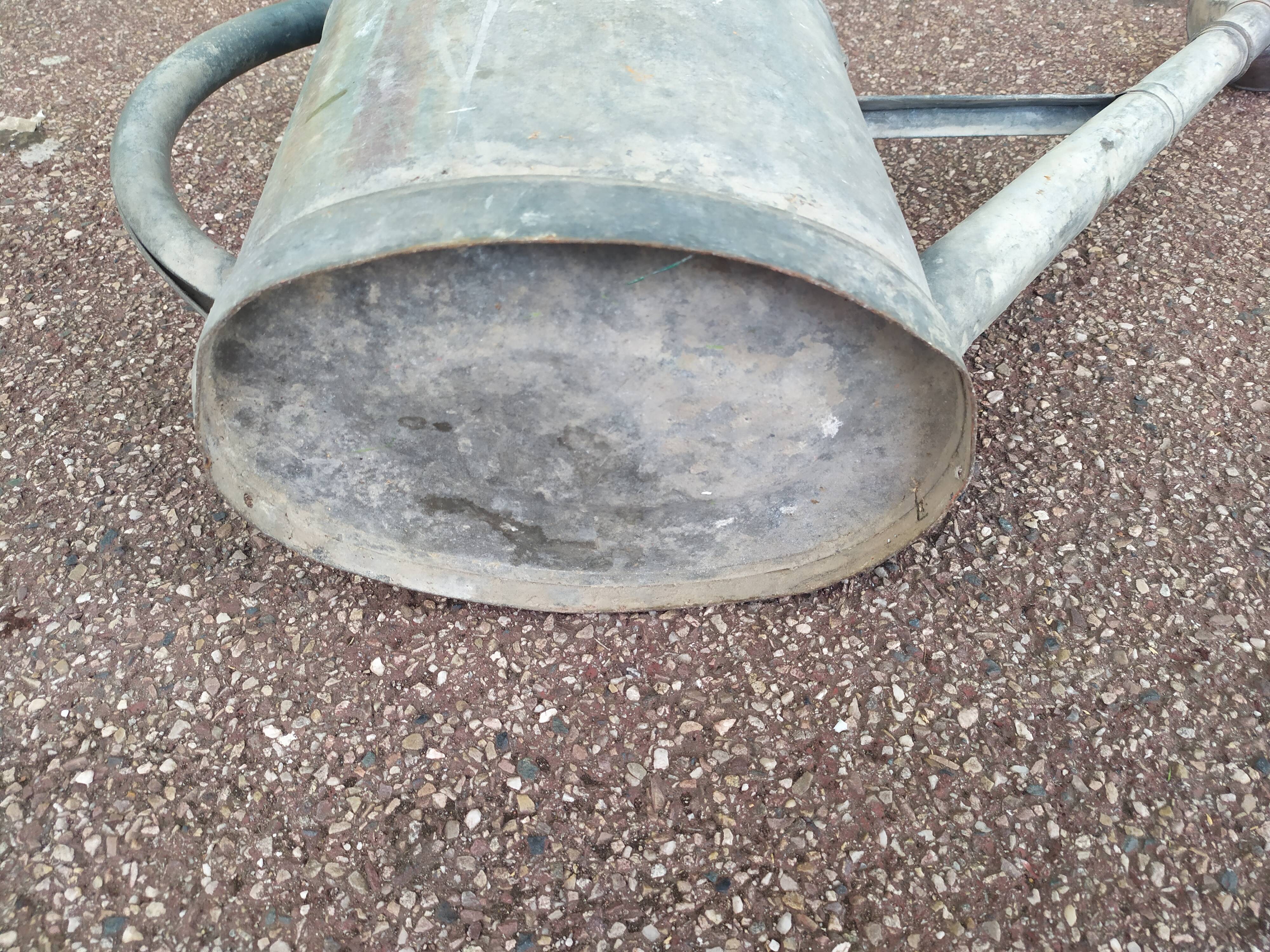 Zinc watering can + pommel - german