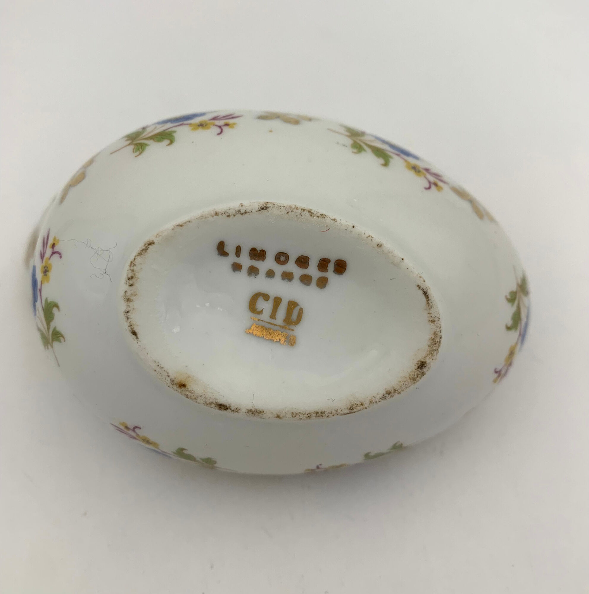 Vintage box in Limoges porcelain, egg shape, floral decoration - twentieth century