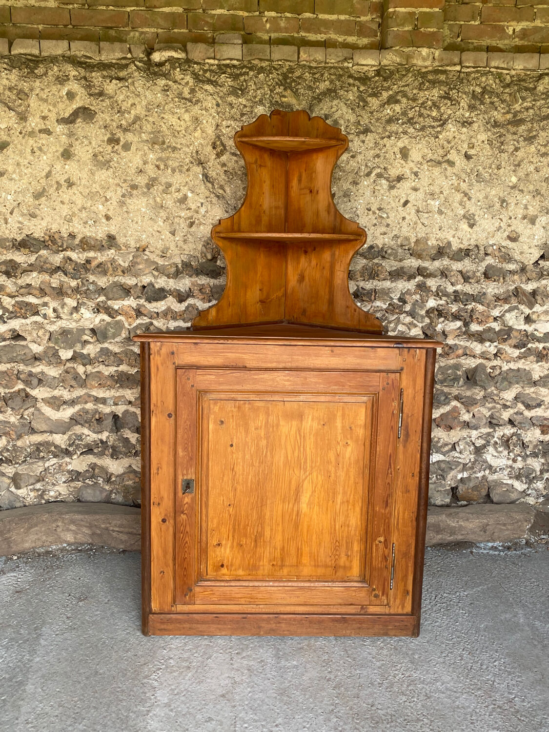 Encoignure ancienne avec étagère