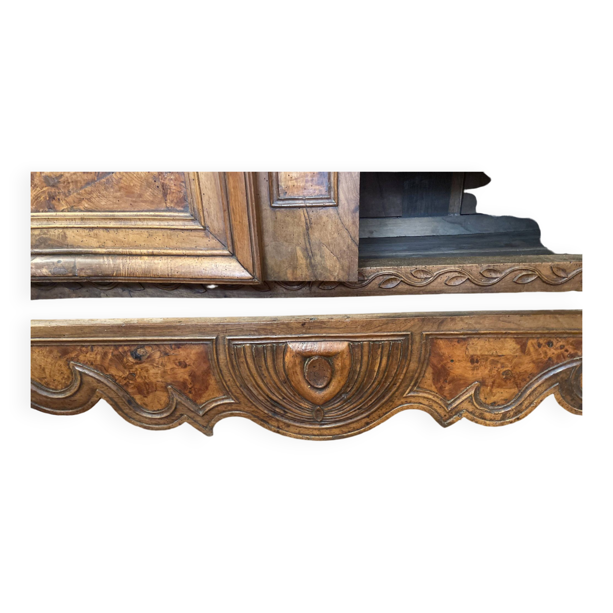 Bressane wardrobe with arched cornice, walnut and fresne magnifying glass.
