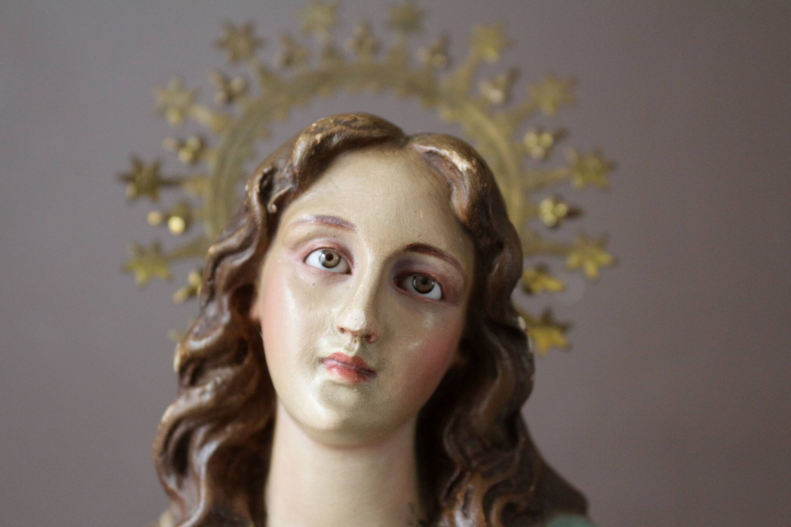 Plaster statuette of the Virgin of Olot with glass eyes. Early 20th century.