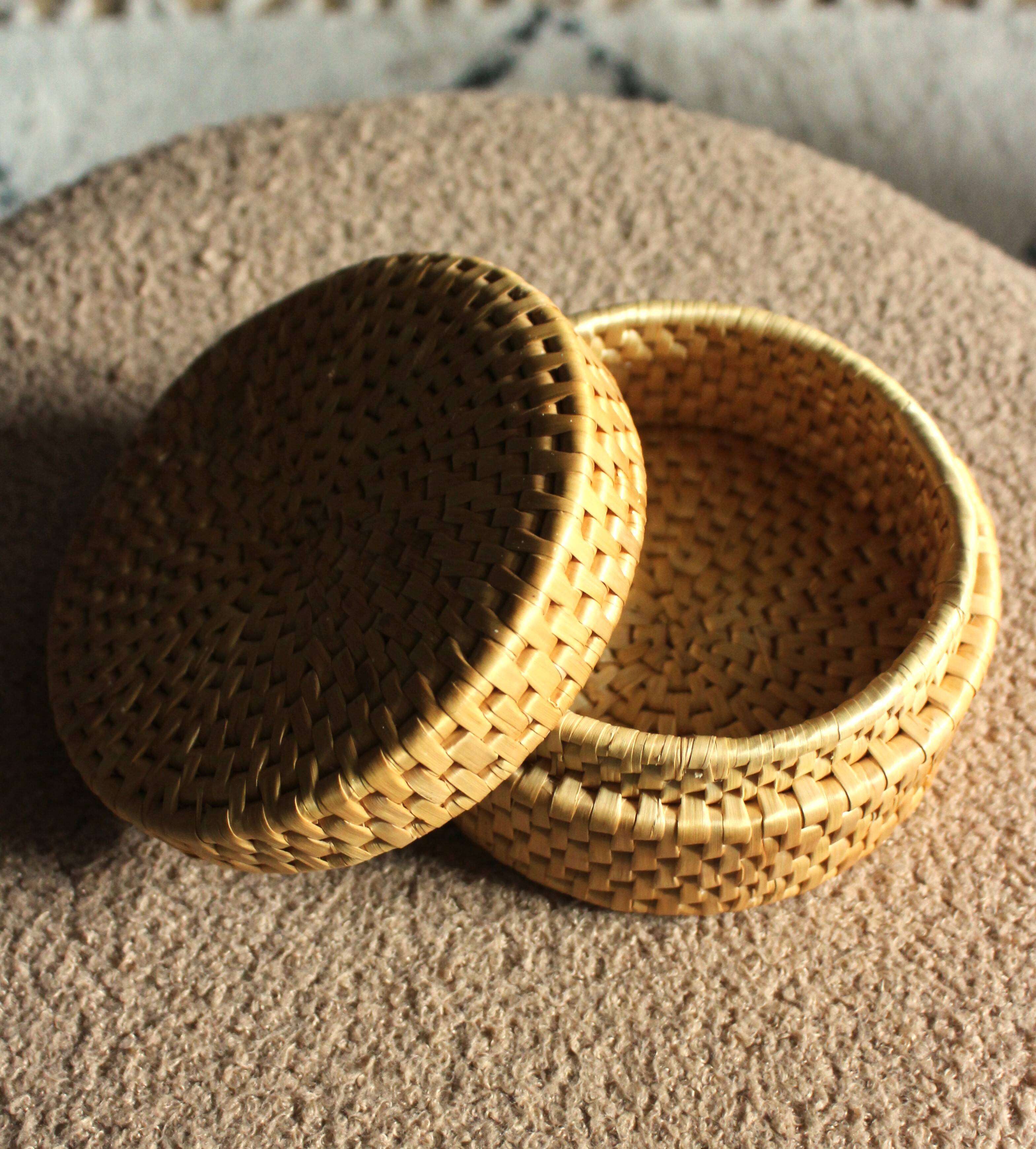Round basket box Vintage wicker lid
