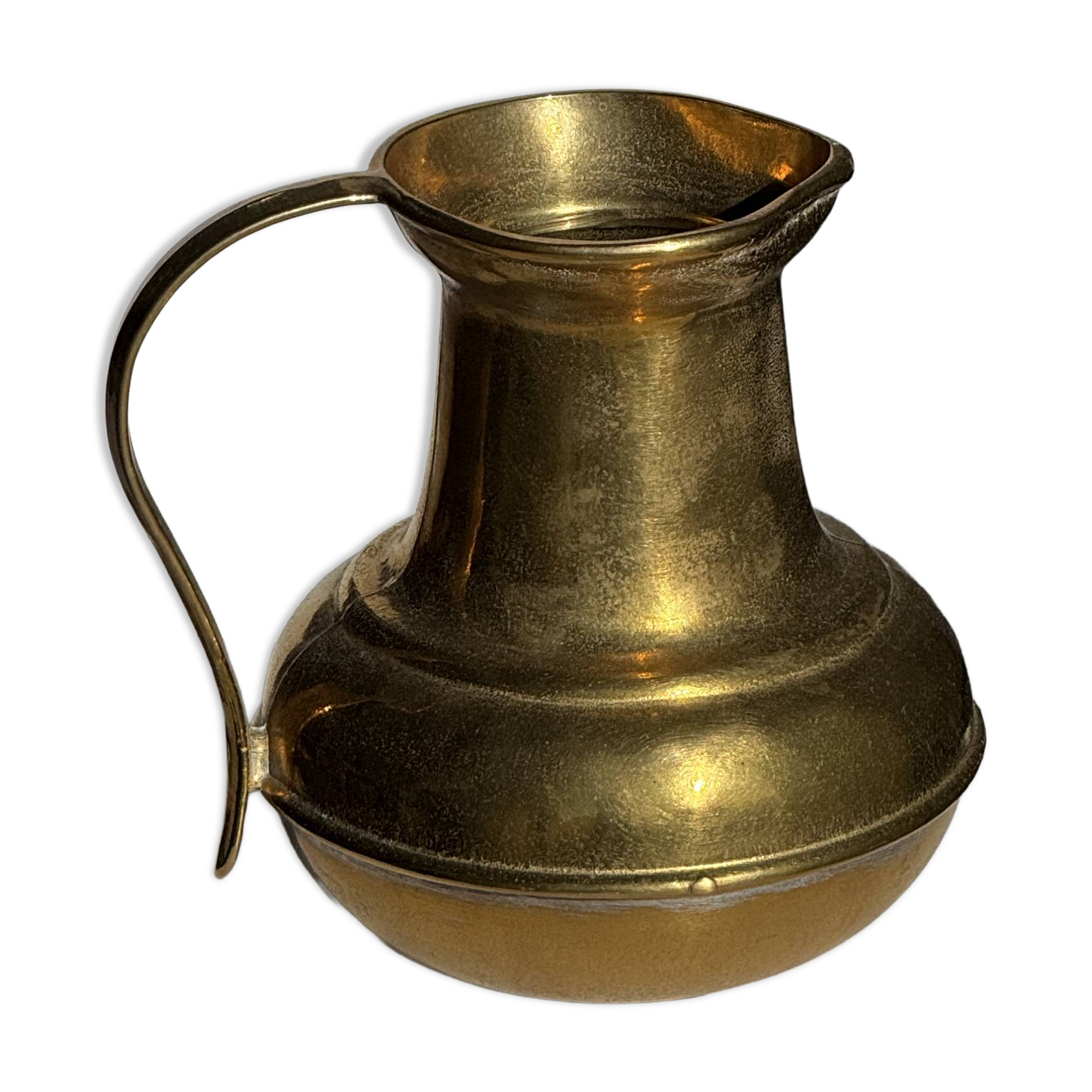 Carafe or metal jug with a rounded body H18