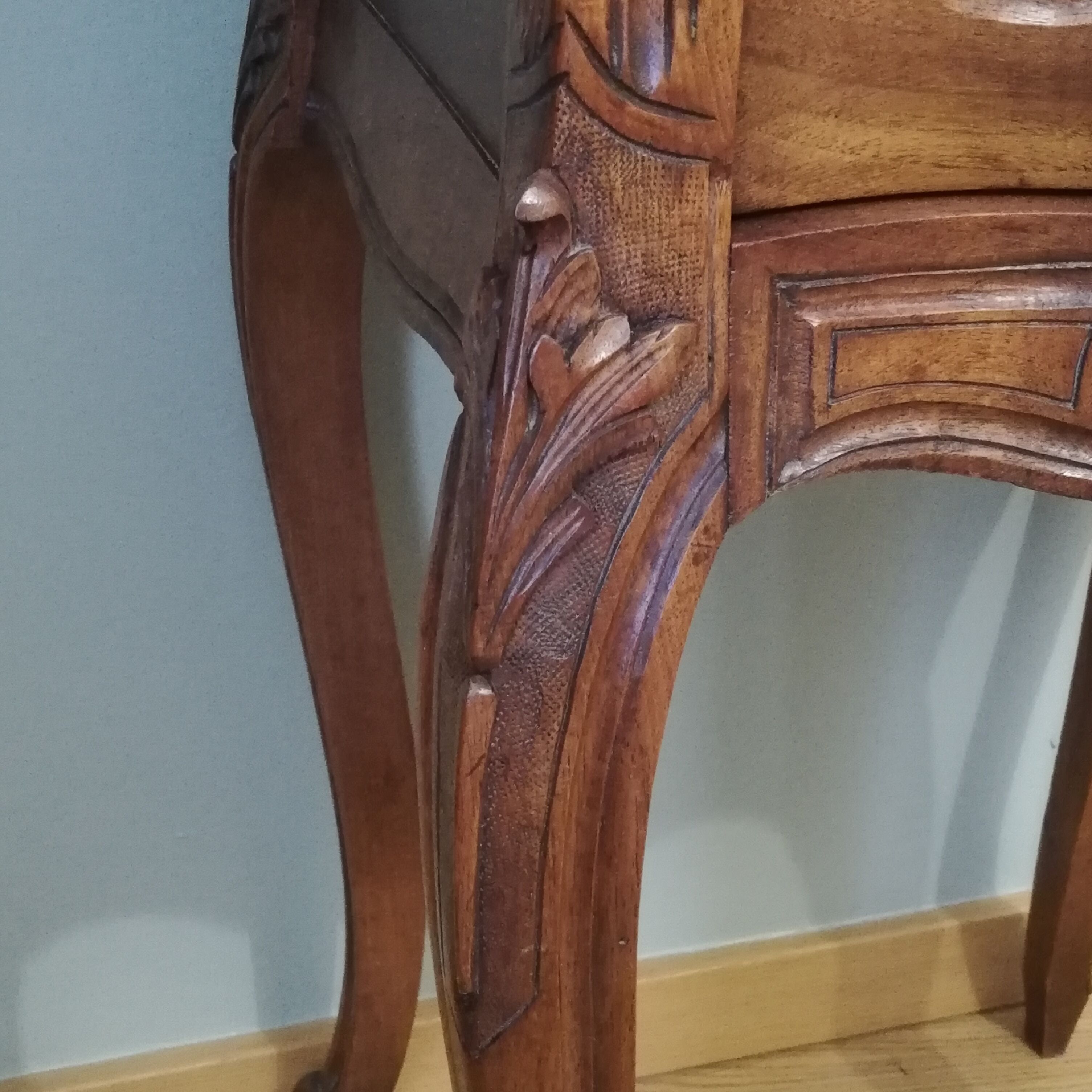 Table de chevet en bois et dessus marbre de style Louis XV