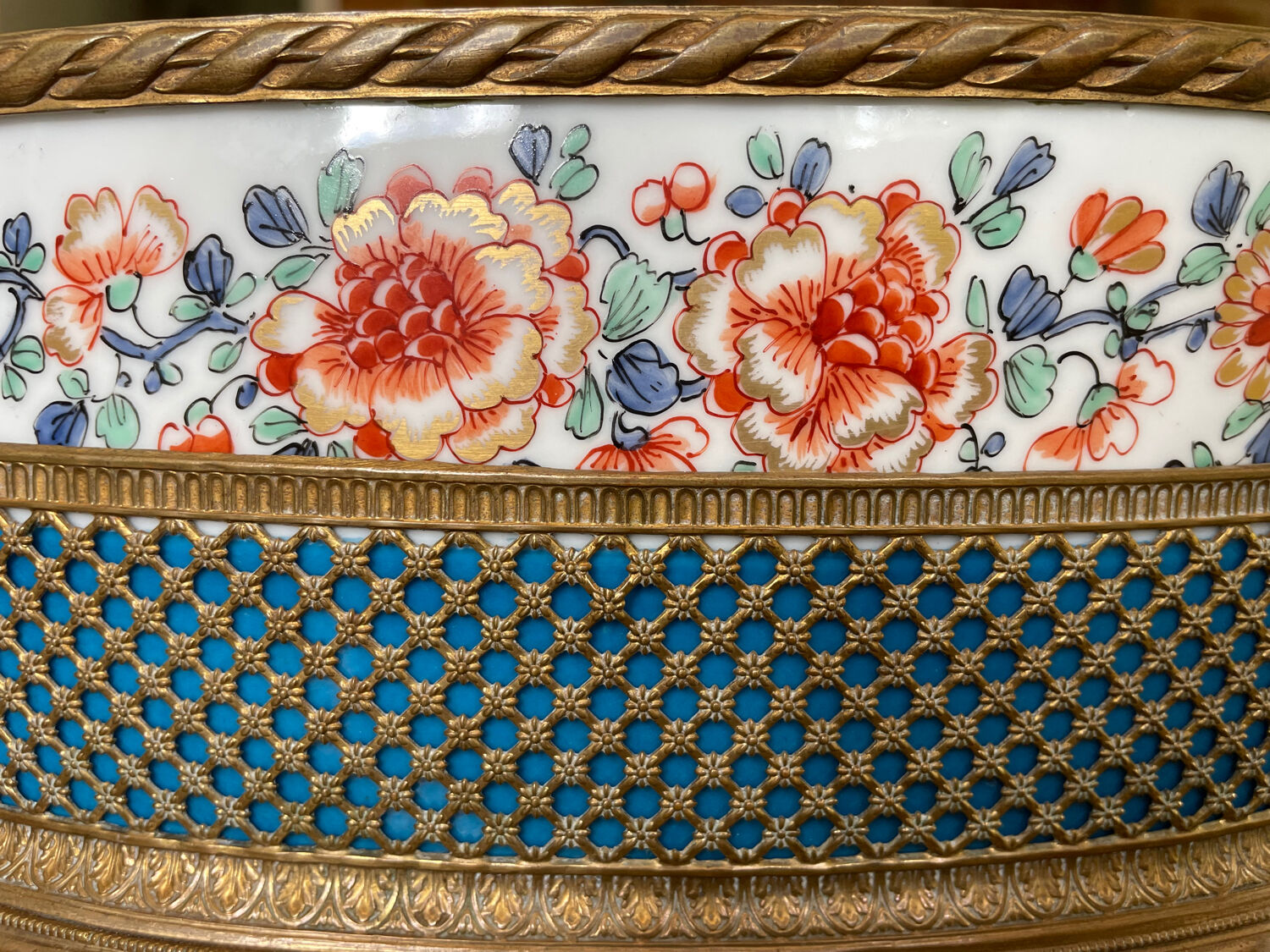 Porcelain planter with Japanese decoration, gilded brass base and rim, 20th century