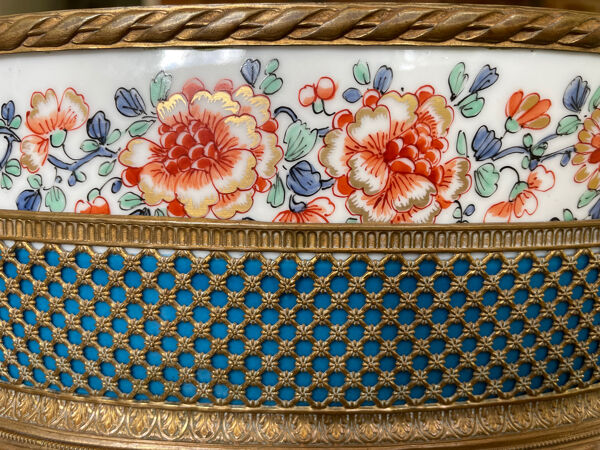 Jardinière en porcelaine à décor japonisant, socle et cerclage en laiton doré, XXe