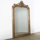 Miroir en bois doré de style néo-classique à motif corde et pompons