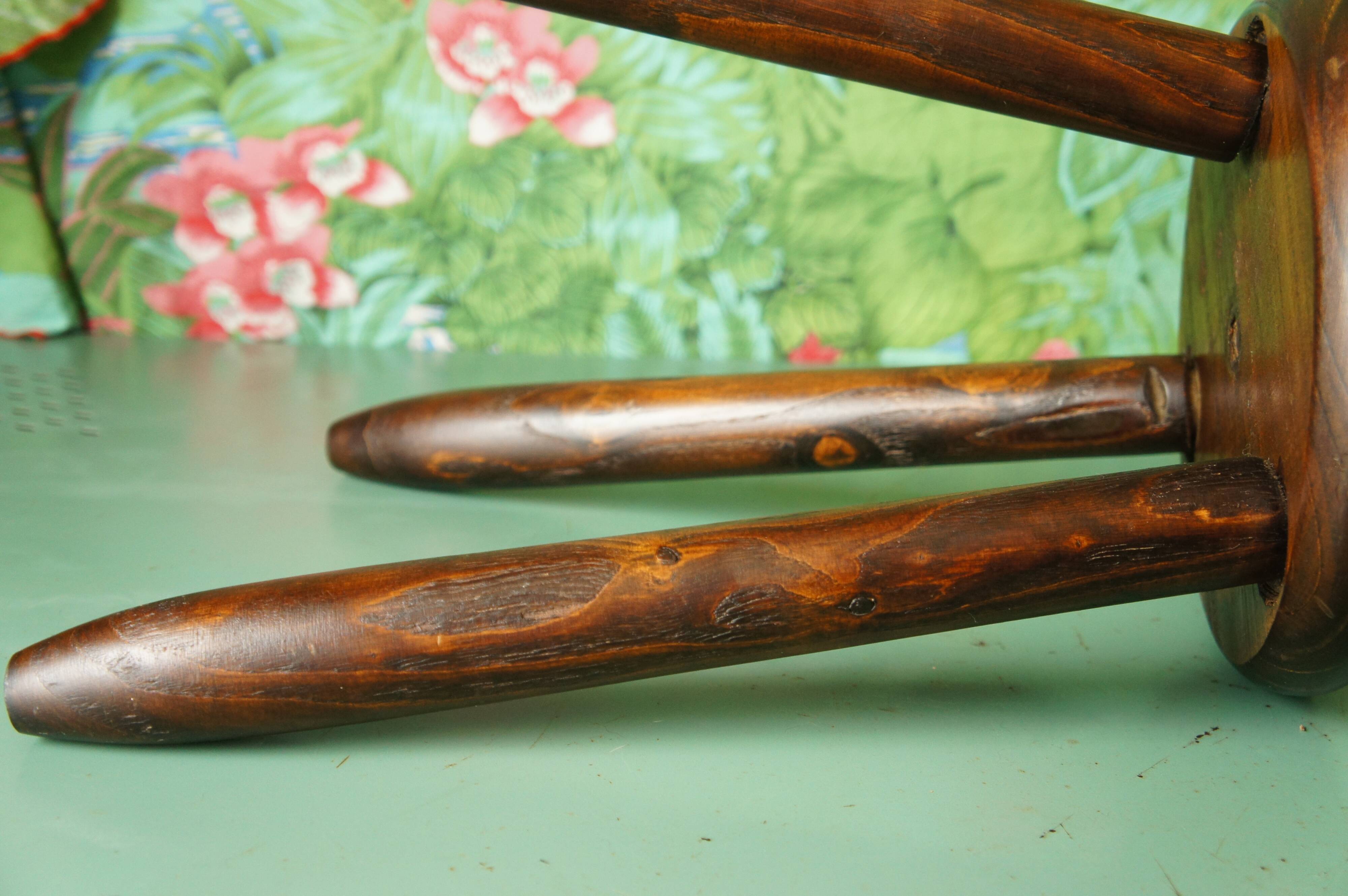 Tripod stool feet "pencil"