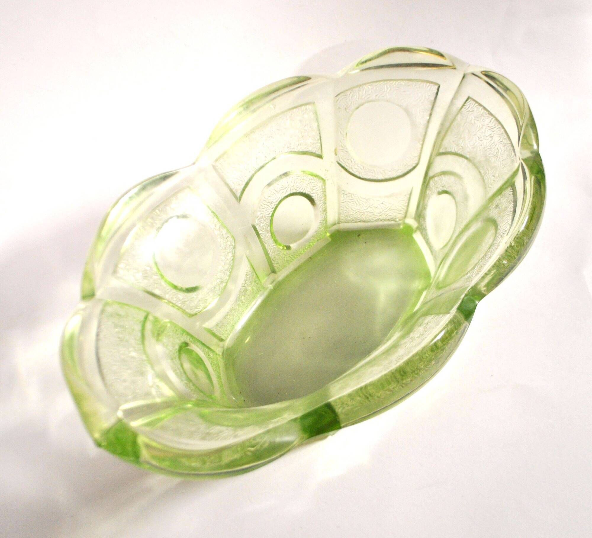 Art Deco oval bowl in green glass – geometric moulded decoration 1920-1930