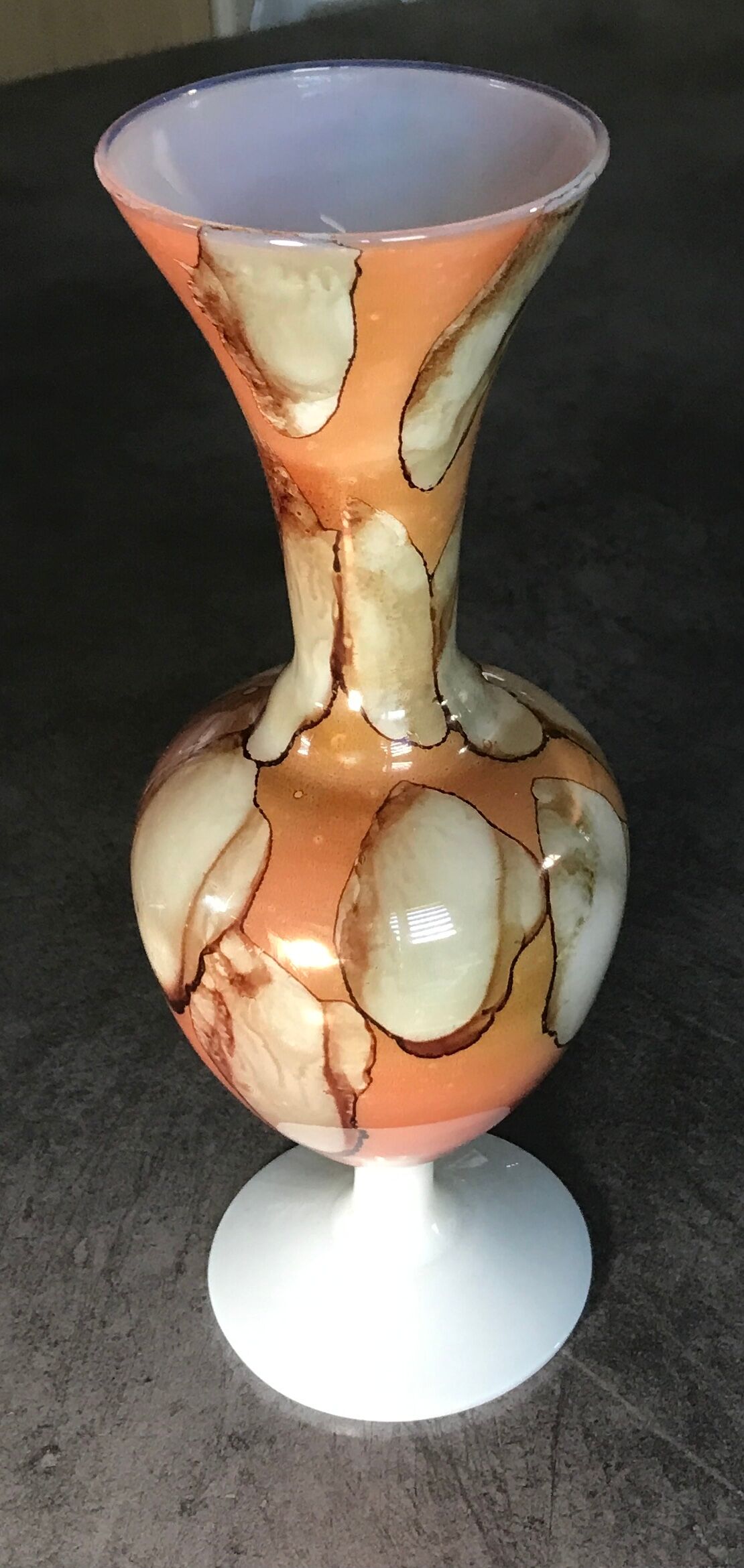 Vase soliflore in enamelled opaline decoration of pearly patterns 20 cm