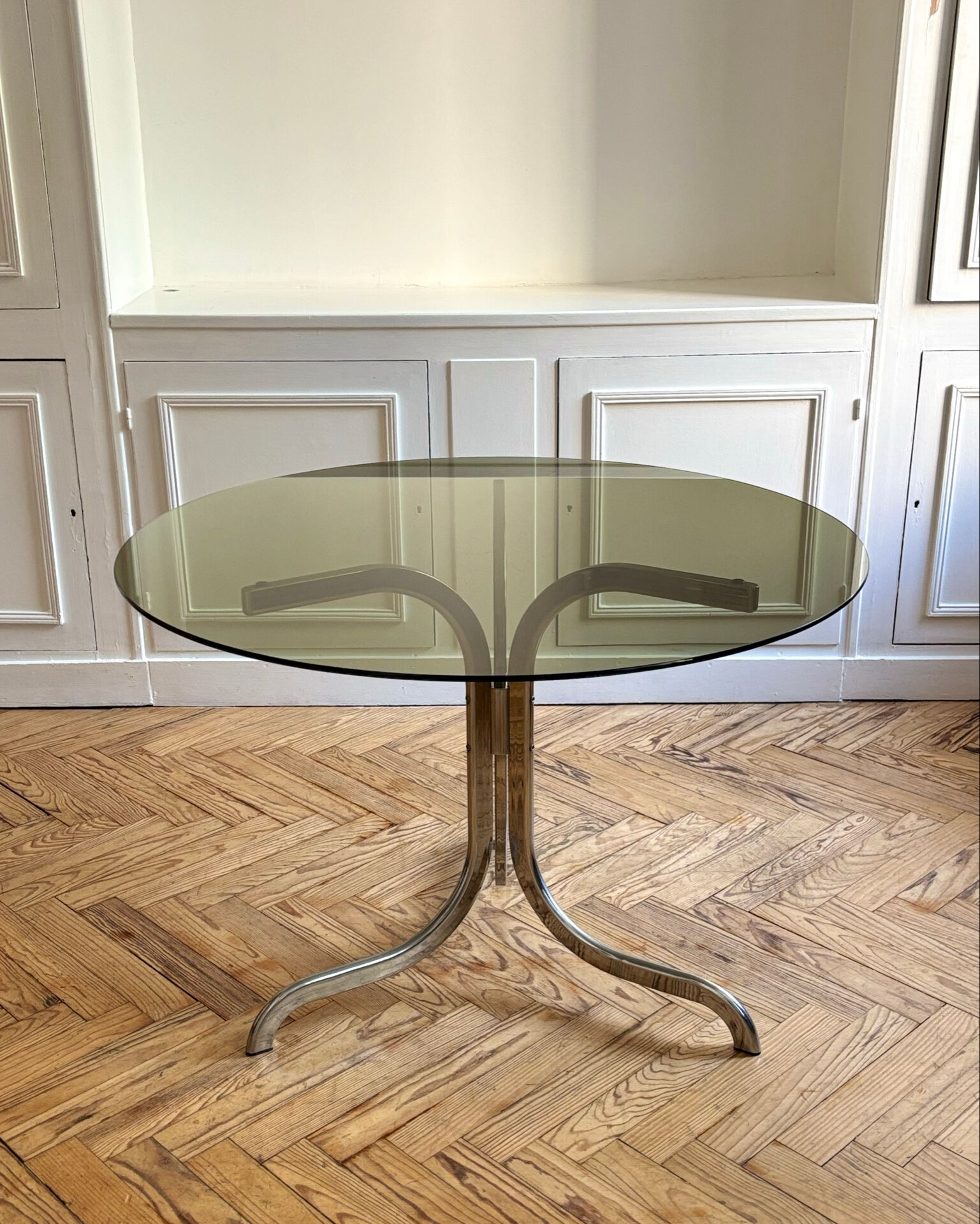 Table ronde en verre fumé et chrome