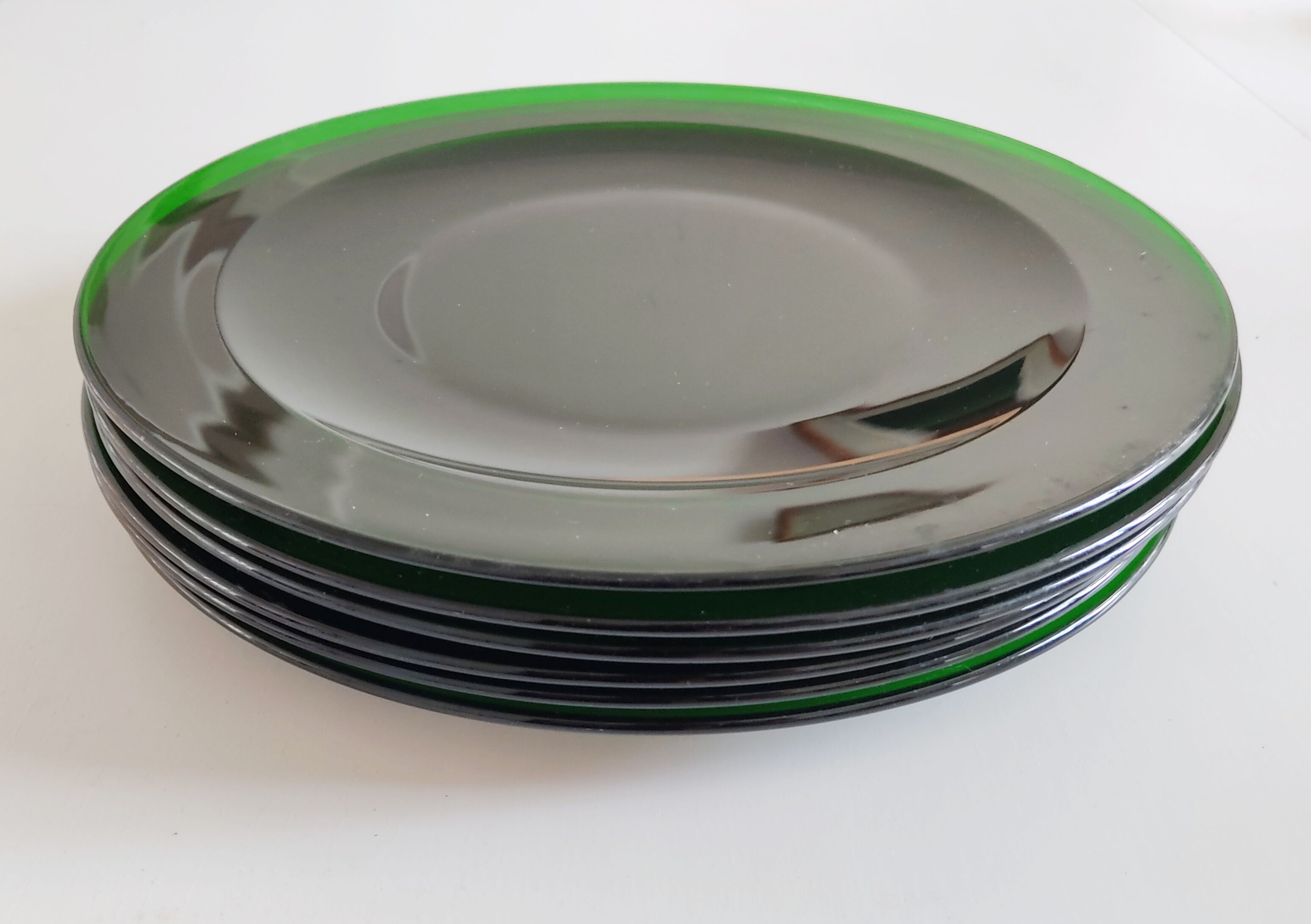 6 dishes in green glass