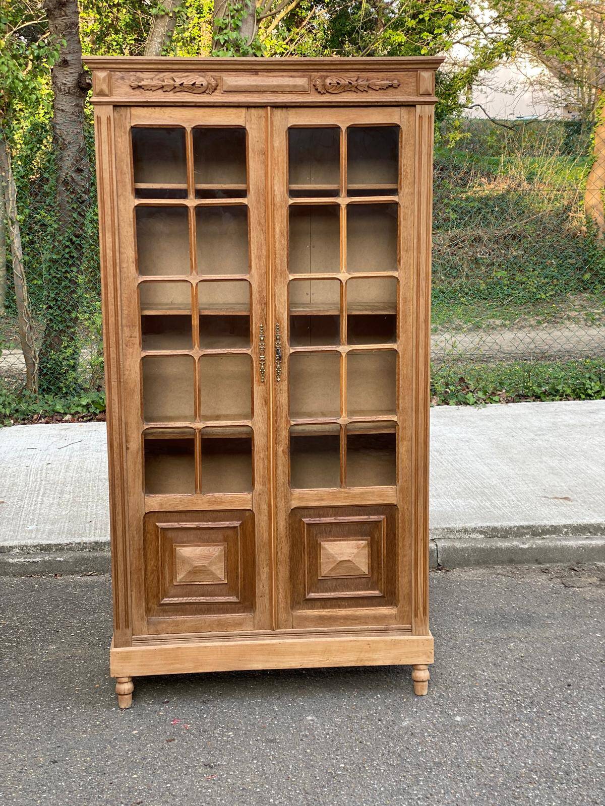Parisian Art Deco display cabinet from 1950, renovated in raw solid oak, 101cm.
