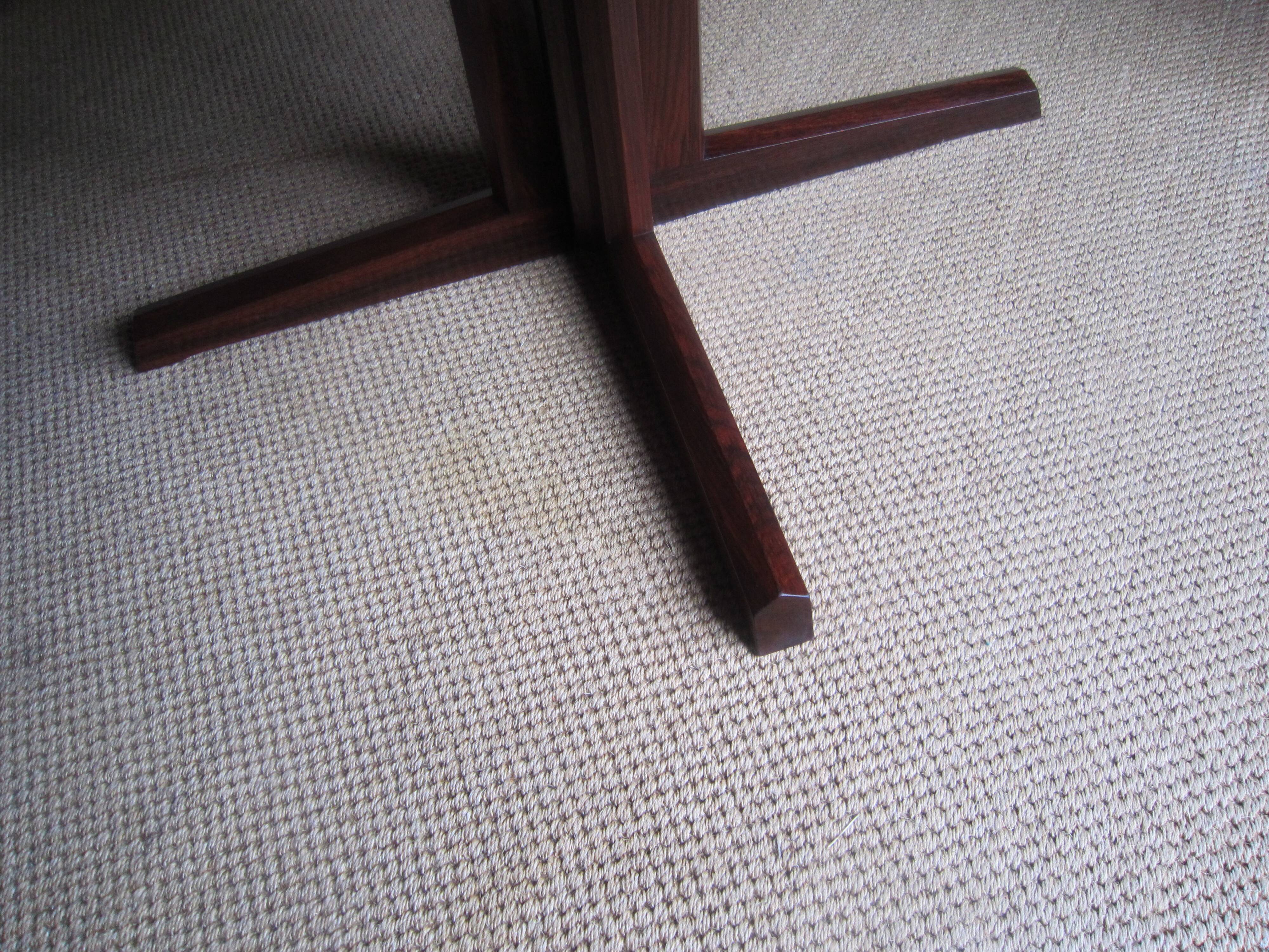 Table ronde en palissandre de Niels Otto Möller