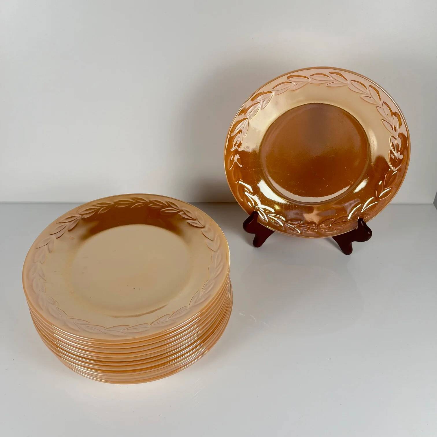 Important Fire-King Peach Lustre "Laurel Leaf" service for 12 people, Anchor Hocking, USA, 1950s.