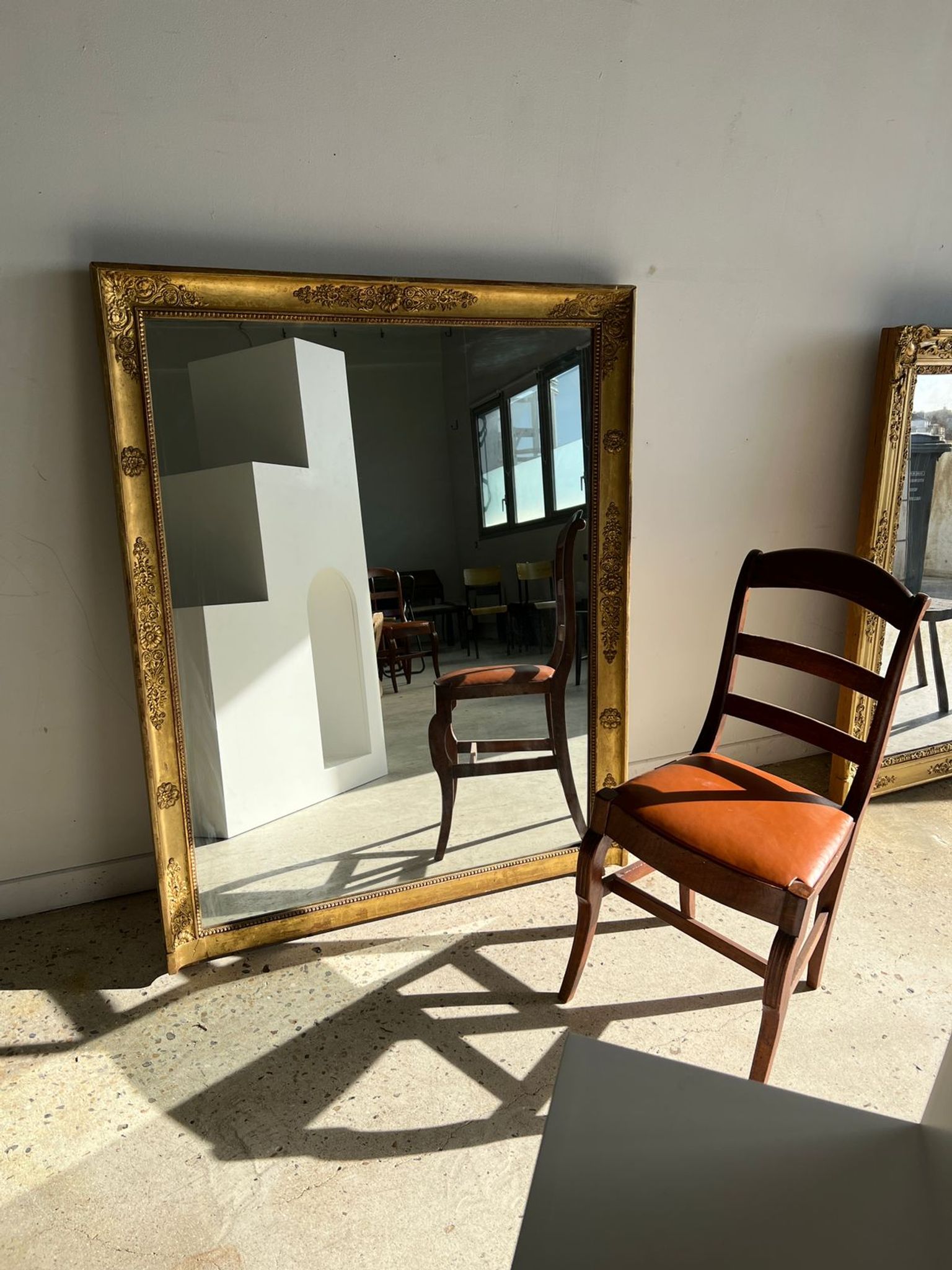 Miroir doré style Restauration à décor de palmettes étirées
