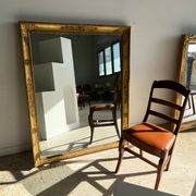 Miroir doré style Restauration à décor de palmettes étirées