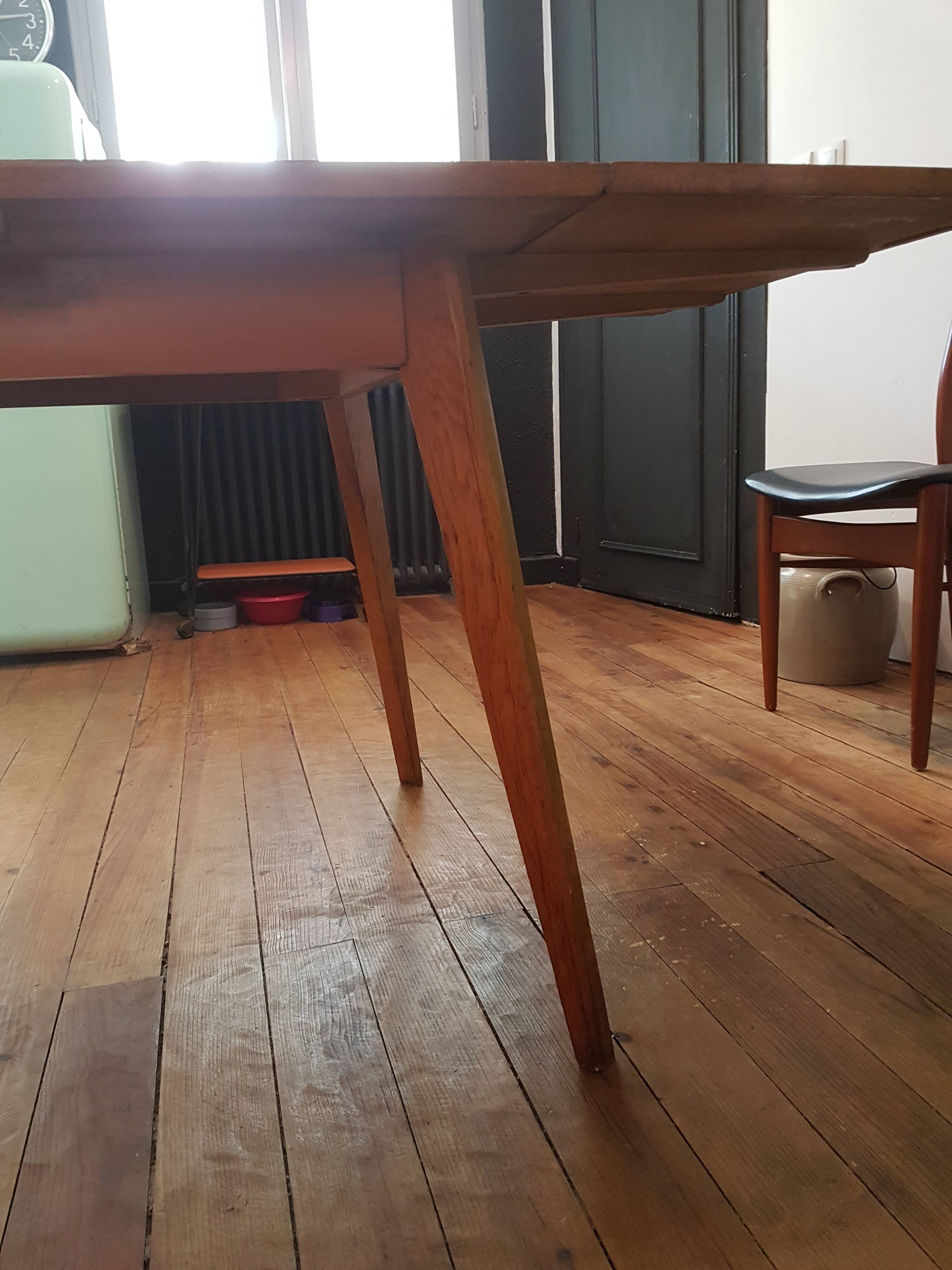 Scandinavian extension table