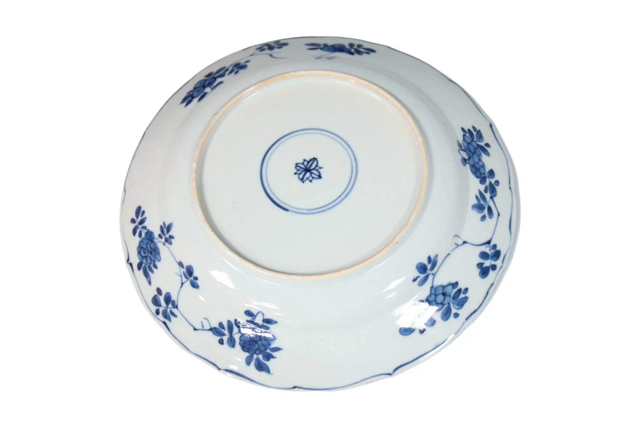 Chinese lobed dish with flowering tree and fence – Kangxi, c.1700–1720