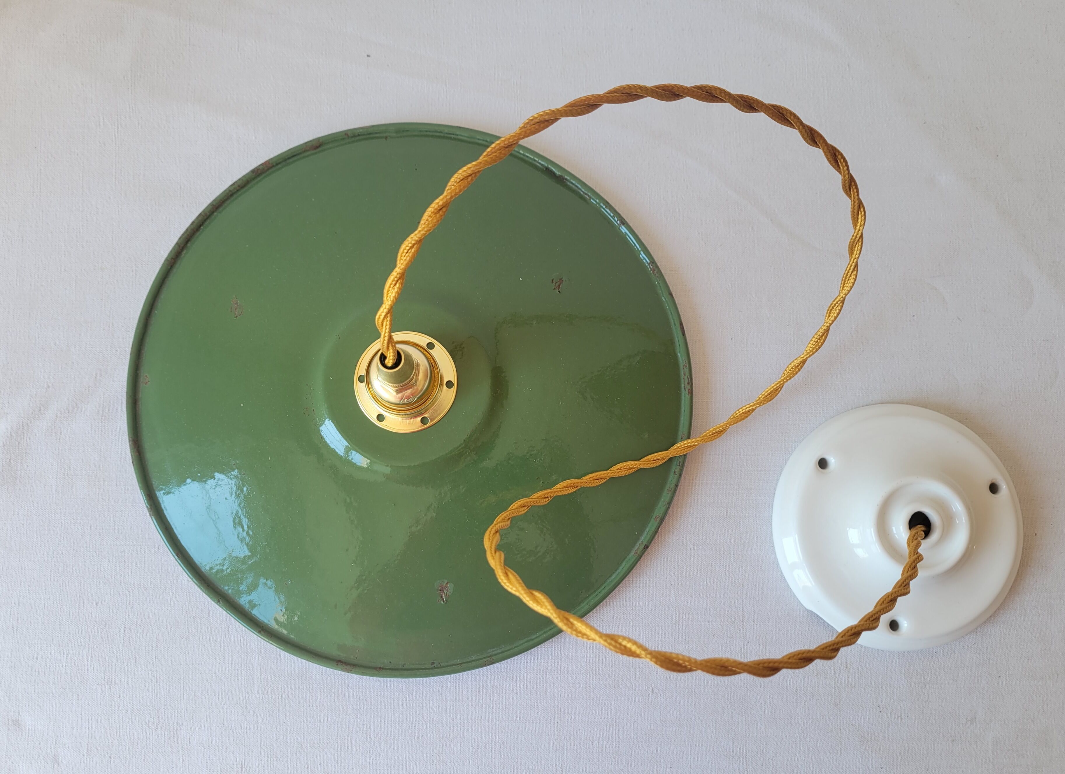 Enamelled sheet metal suspension