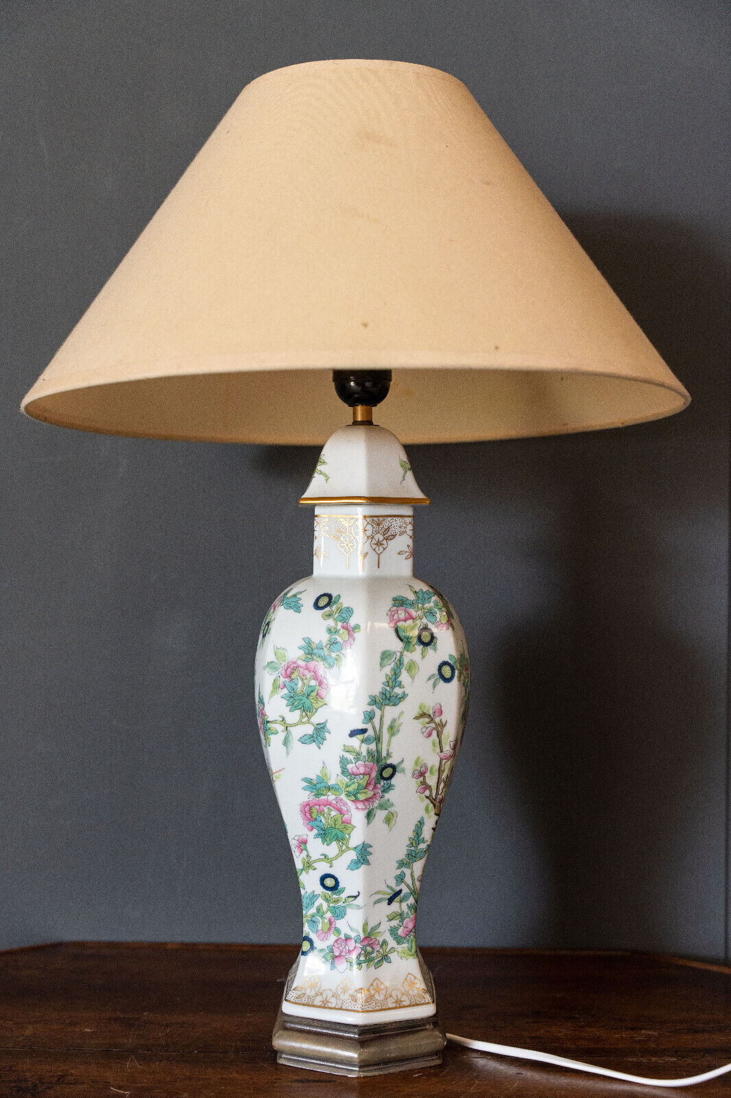 Chinese porcelain lamp mid-twentieth floral decoration wood support