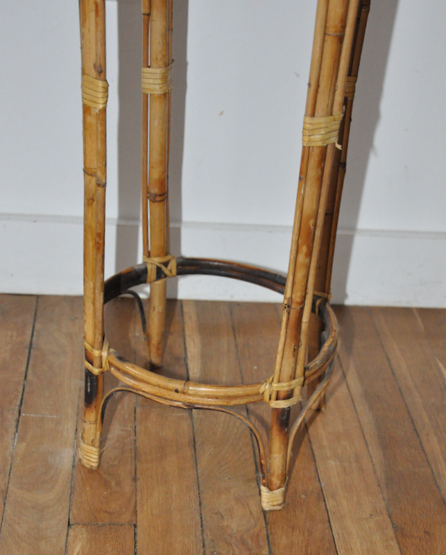 Hot seat in rattan and wicker