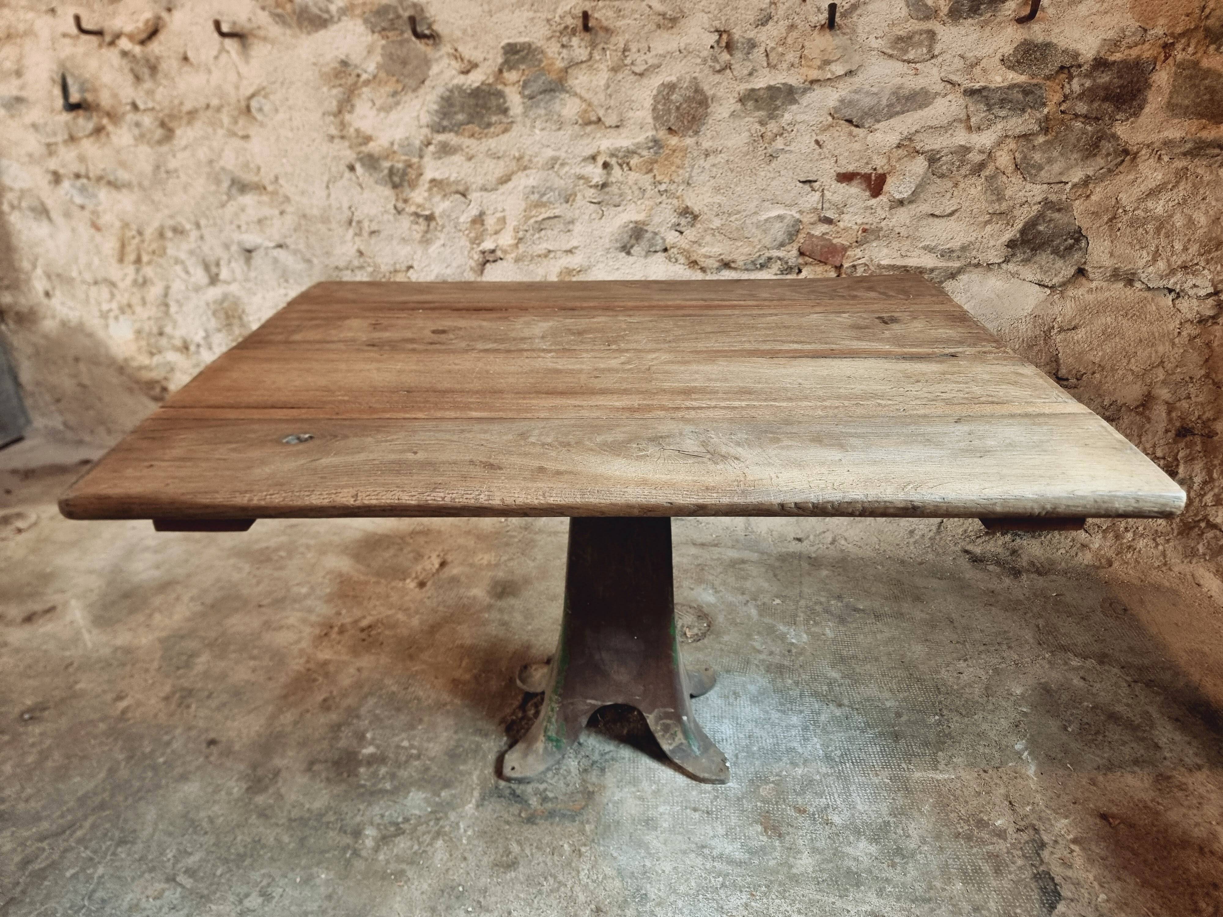 Table ancienne en chêne massif sur piètement en fonte – France, XVIIIe sièc