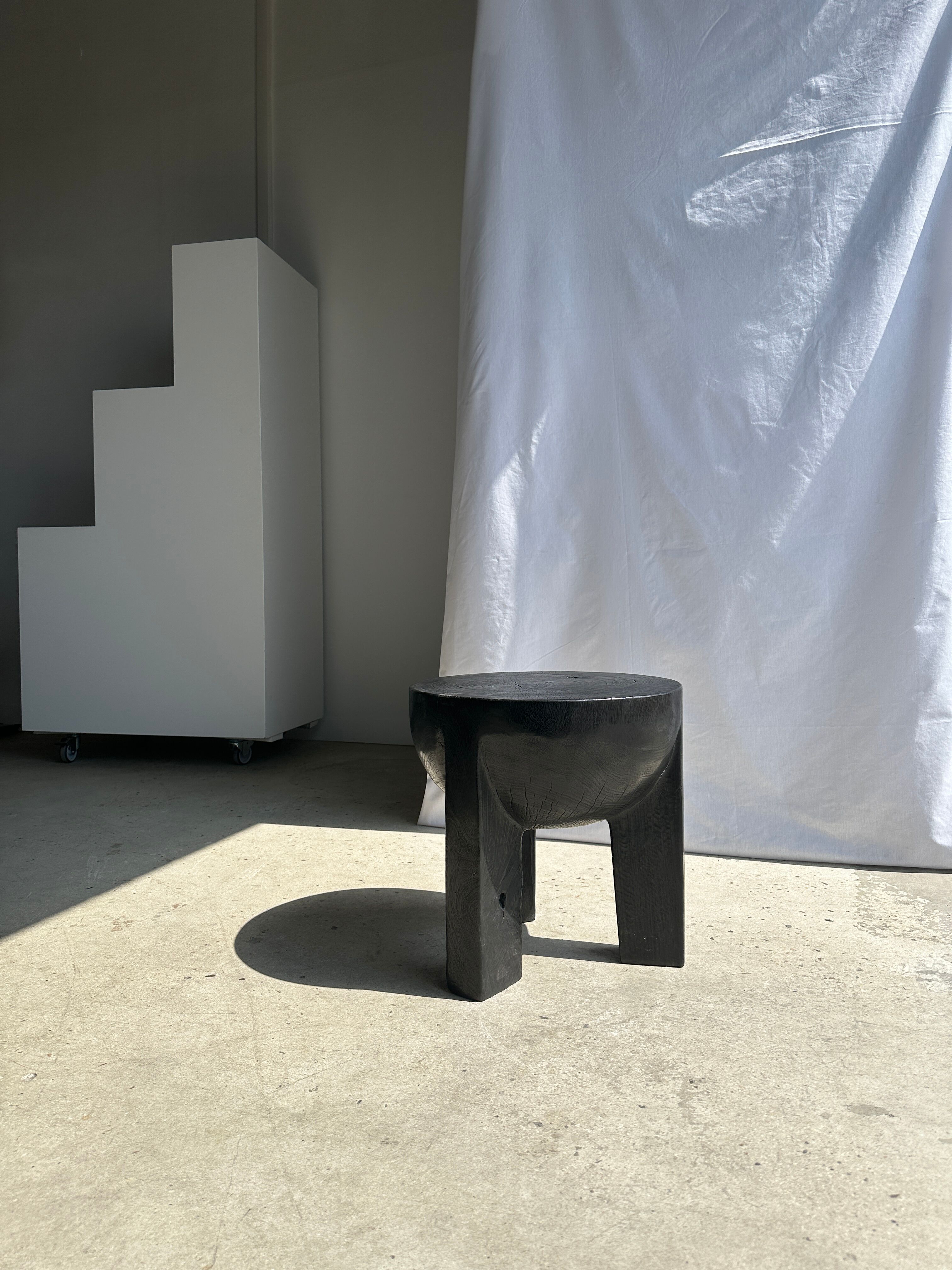 Black mango wood tripod side table with a semi-spherical top, height: 45 cm, diameter: 44 cm.