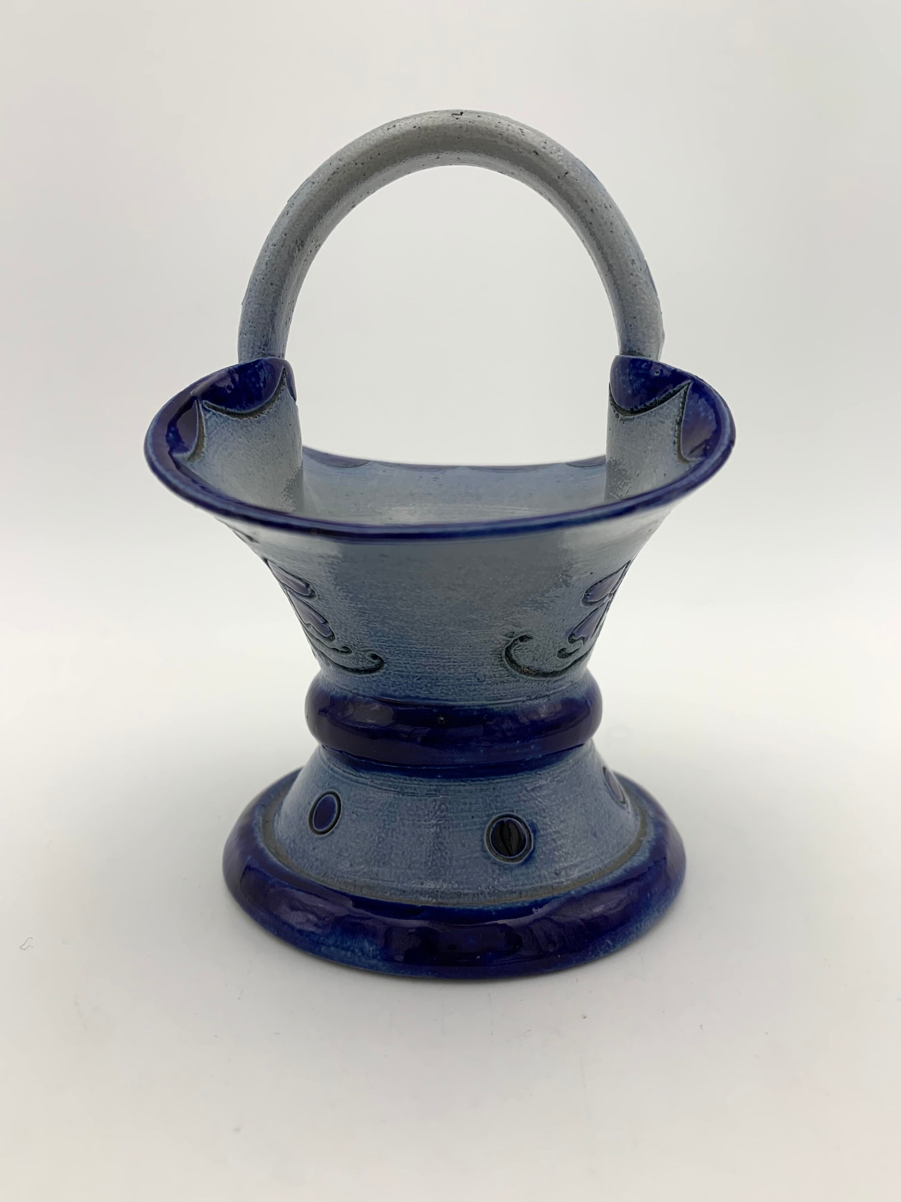 Vintage basket in traditional Alsace stoneware, cobalt blue flower patterns - 1970s.