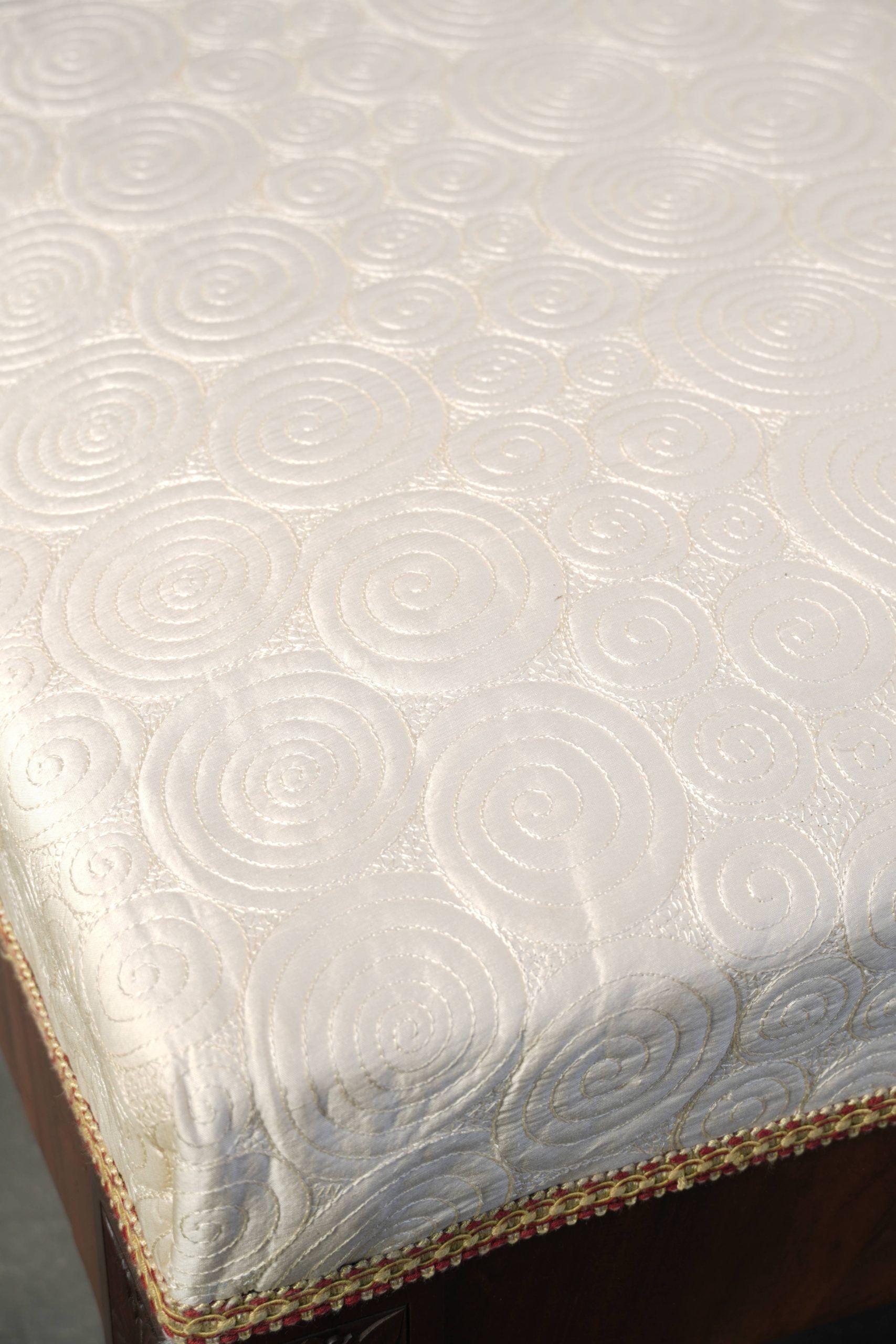 Antique French sofa from the 19th century in Empire style with a silk seat