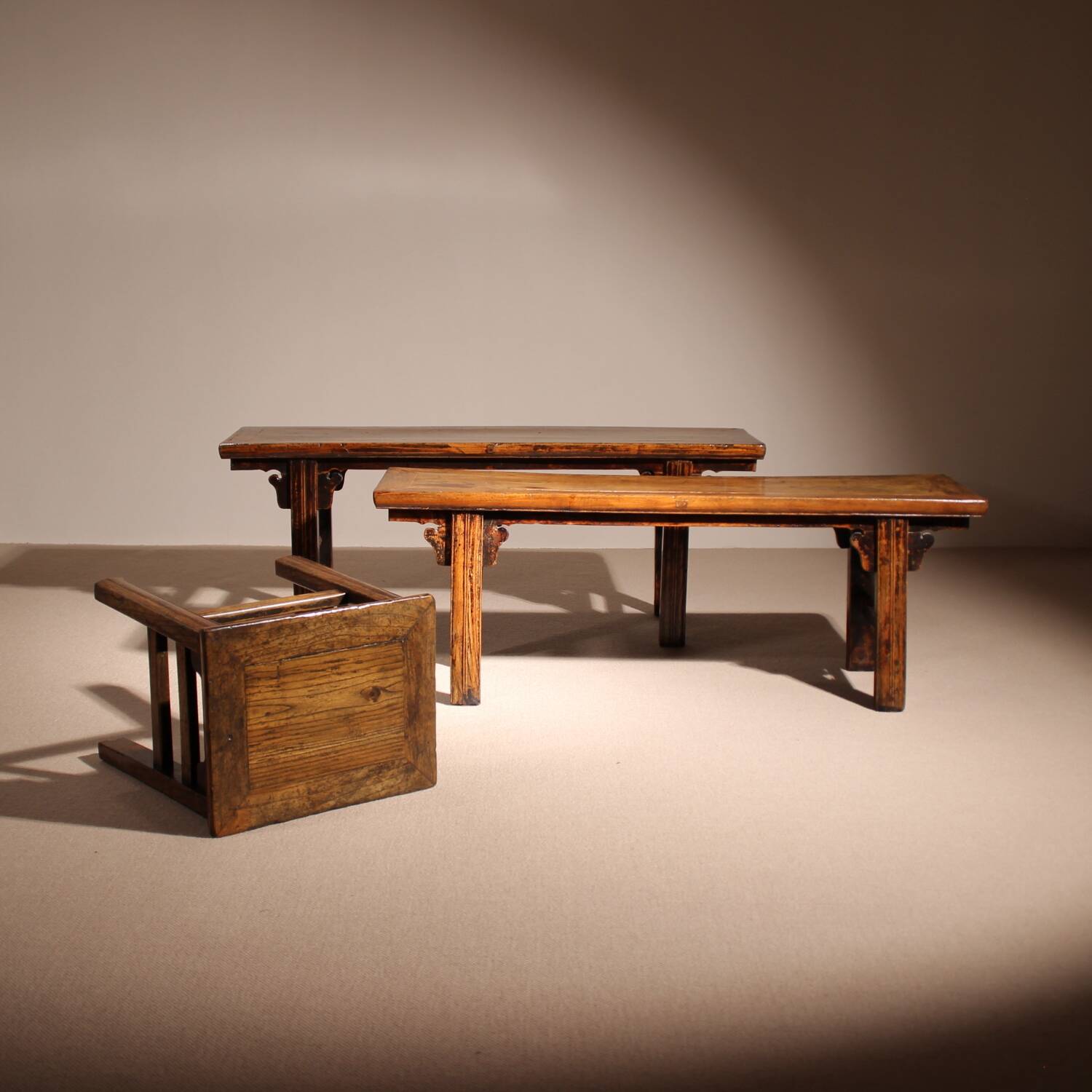Ensemble de banc, tabouret et table basse 'Wabi Sabi' primitif en chêne massif.