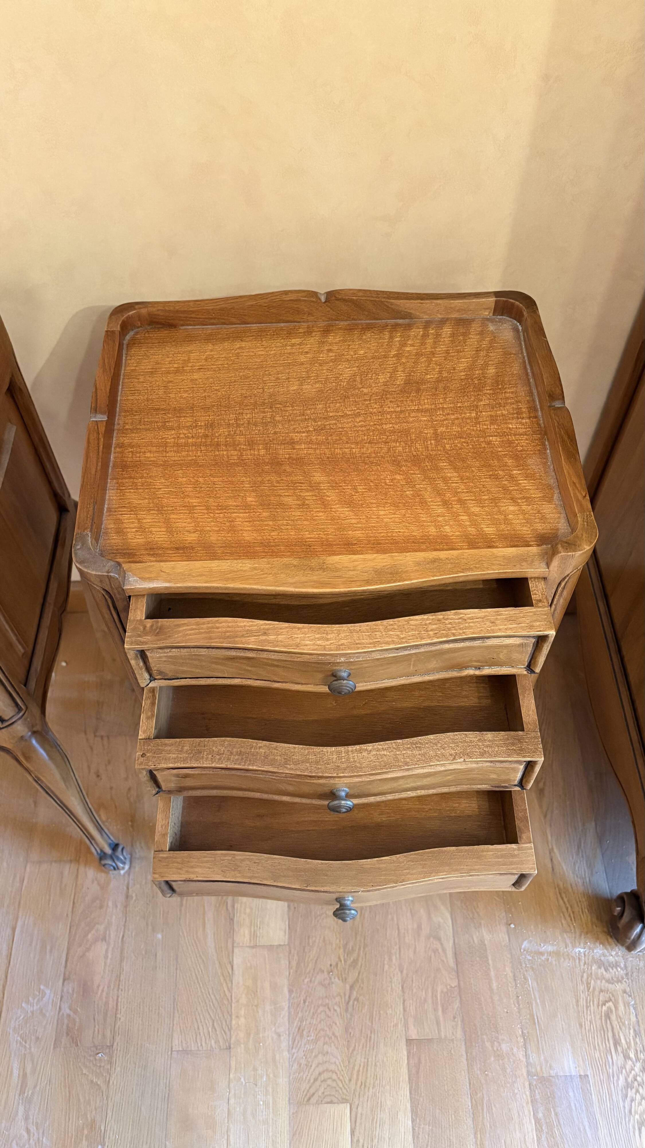 Set of 2 wooden bedside tables with drawers.