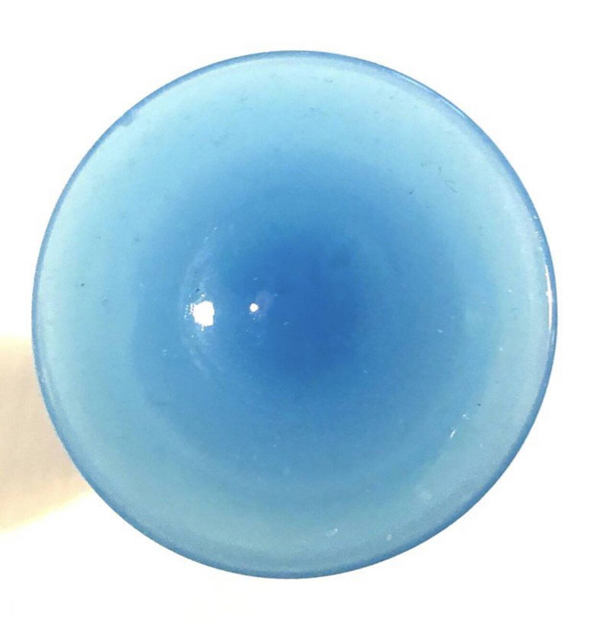 Vase à pied en opaline bleu