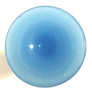 Vase à pied en opaline bleu