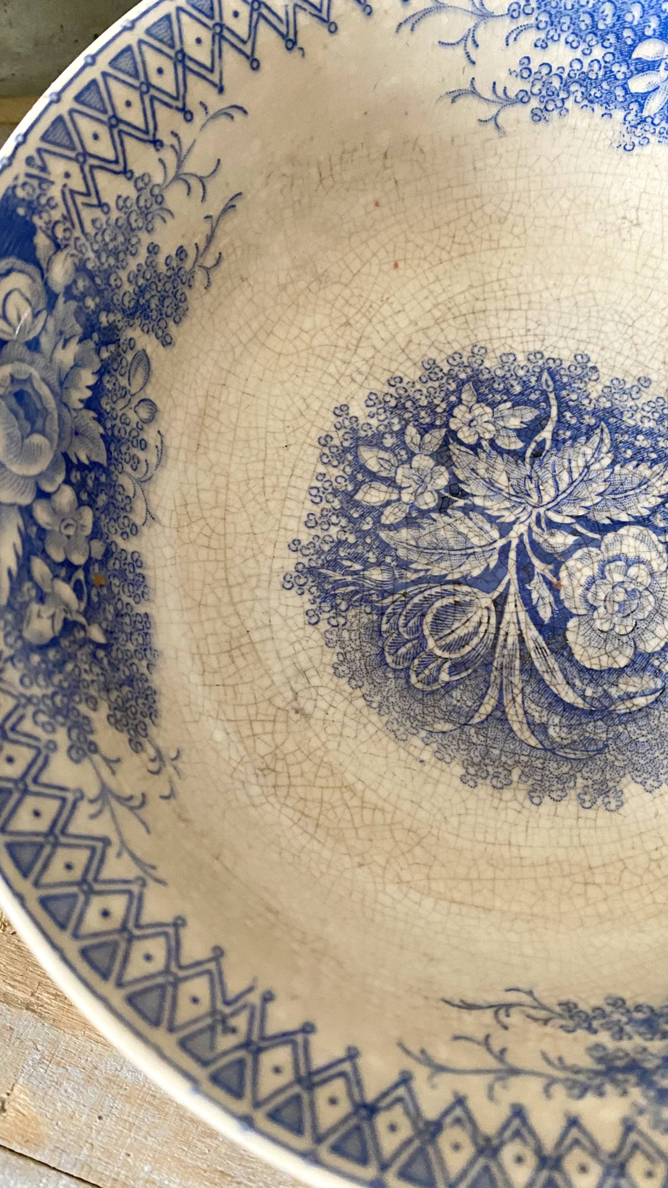 Bowl, earthenware dish from Sarreguemines, planter model.