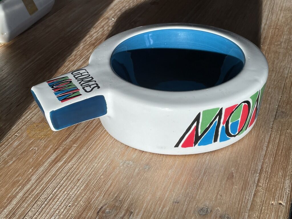 Large empty porcelain pocket