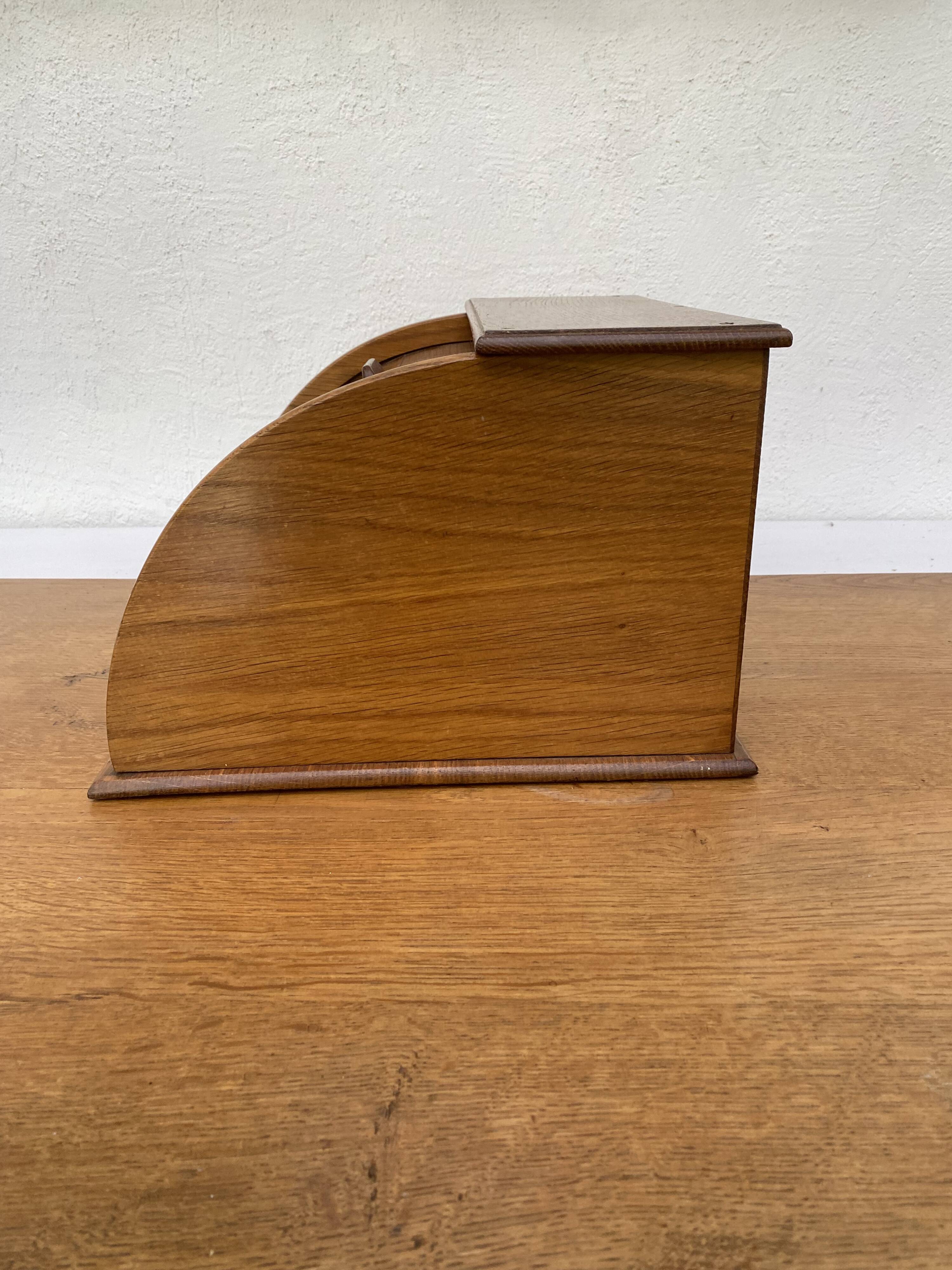 Curtain cabinet