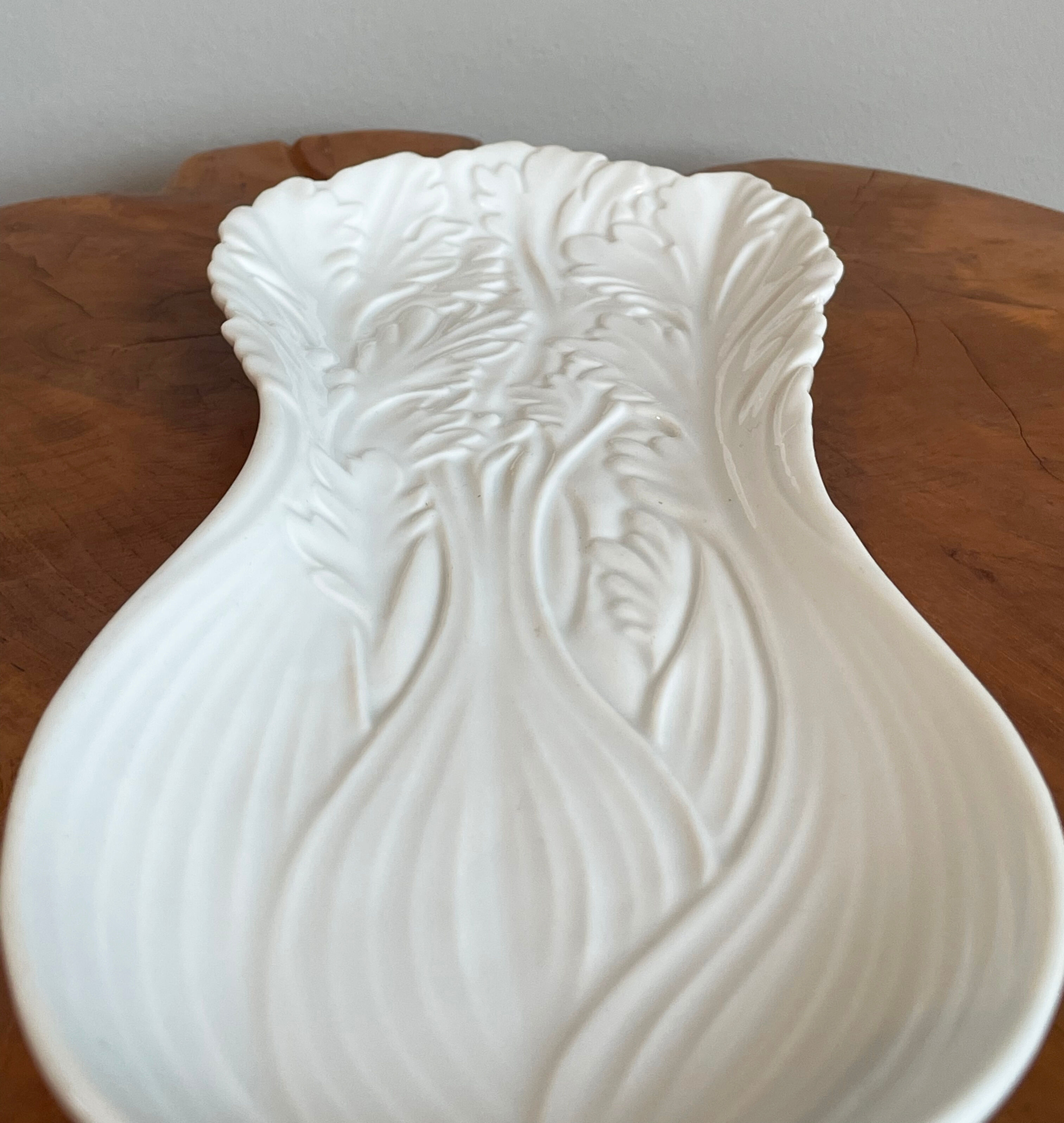 Plat de céleri en céramique blanche, assiette de service de légumes, vaisselle inhabituelle de style Majolica vintage