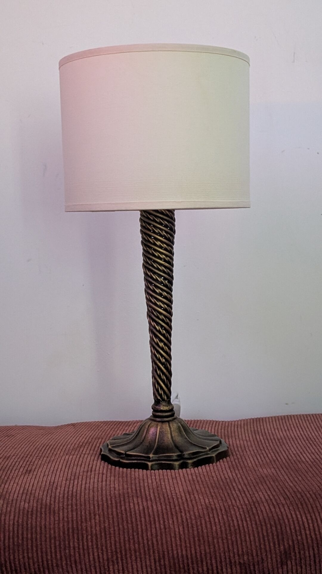 Lampe en laiton torsadé