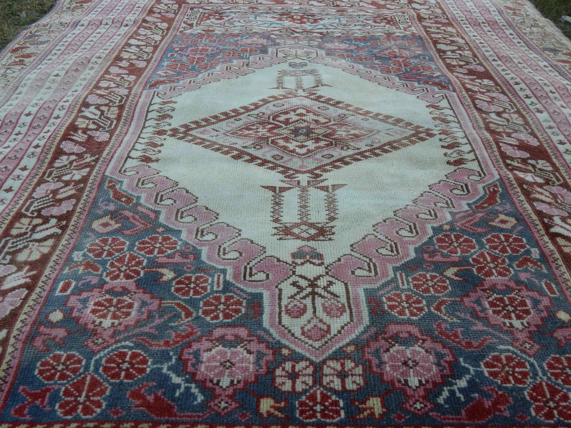 Vintage handmade Turkish rug 134x183 cm