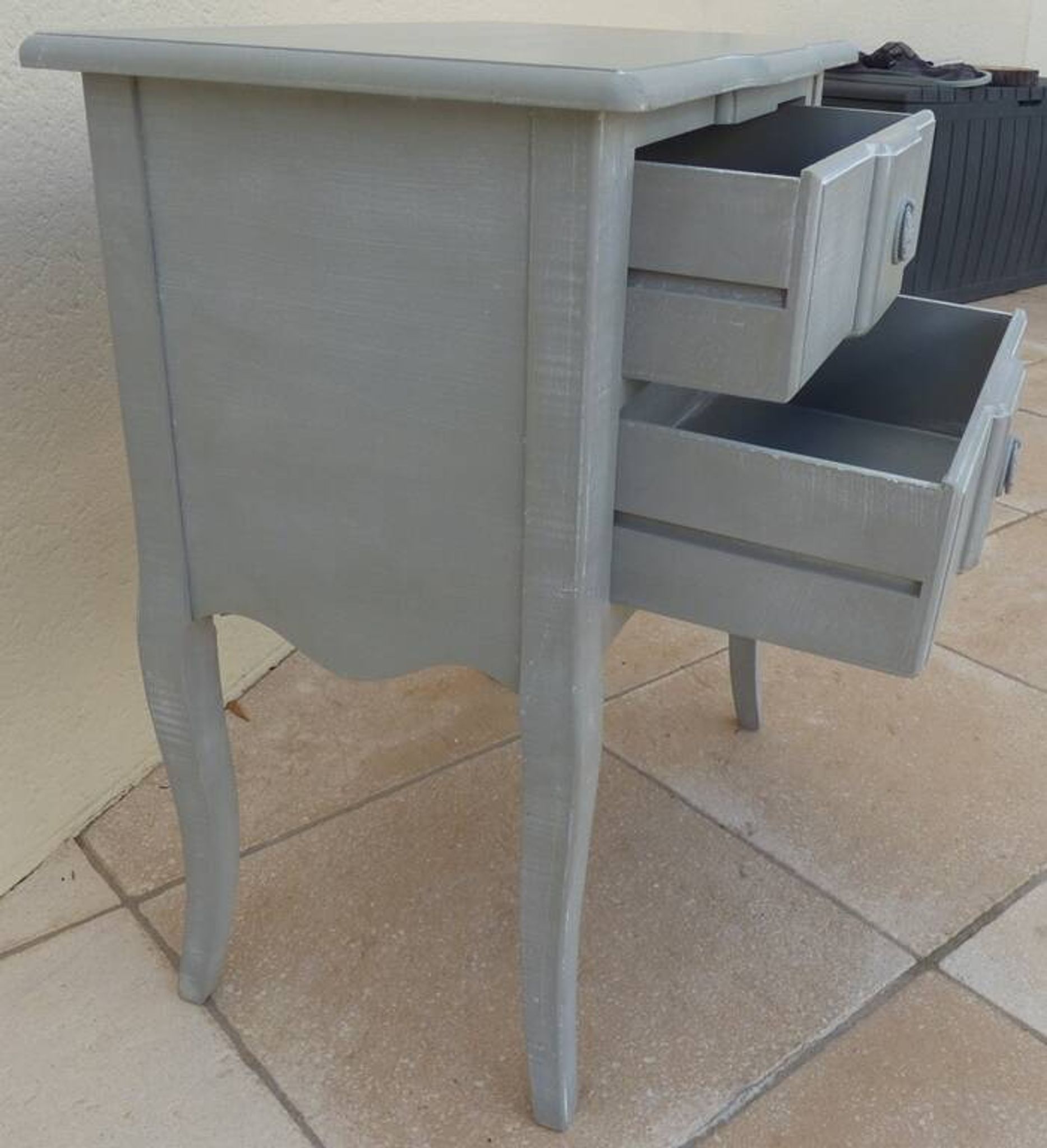 Chic piece of furniture in a versatile style with 2 drawers in Louis XV style.